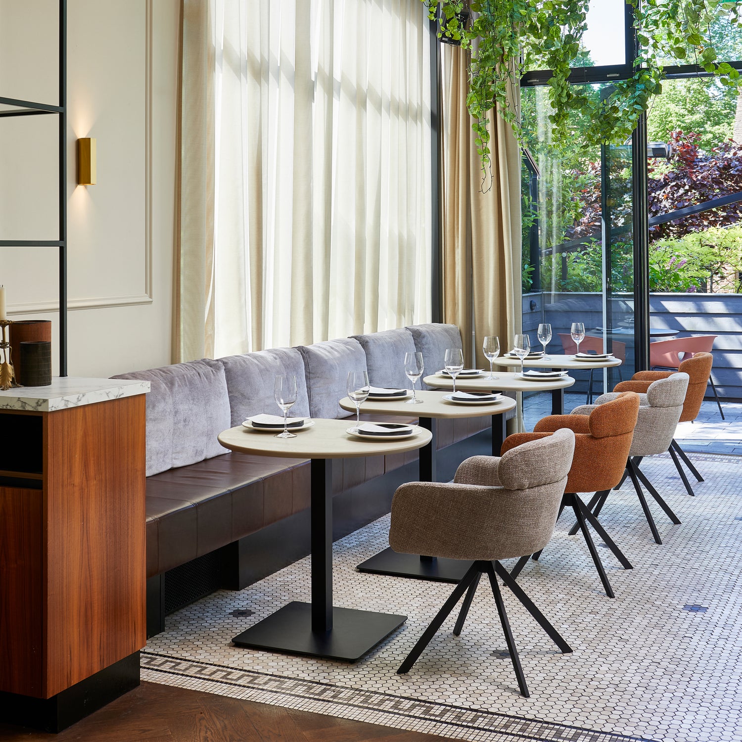 TB-BE-VL24-0790x0670-377345-TB-BT-VL24-0790x0670-374080-G-374080-N-01_SF_FA_Tafelblad_bistro_eind_tussen_vingerlas_80cm_dakargrau_Fenne_VIERKANT.jpg?auto=webp&format=png&width=1500&height=1500