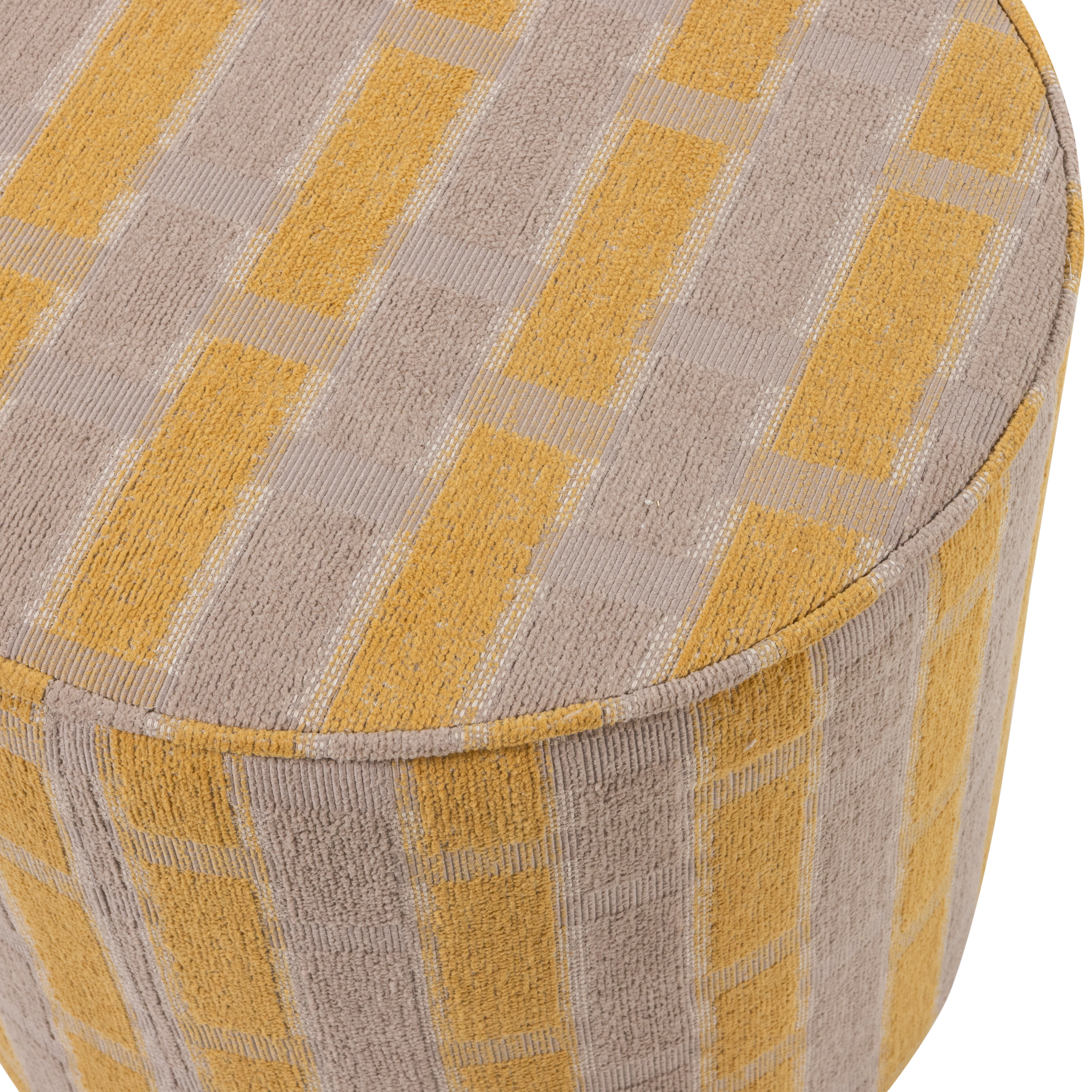 377899-TG_02_VS_WP_Sarli_poef_hoog_ruit_dessi_chenille_taupe_geel_C1.png?auto=webp&format=png&width=1500&height=1500