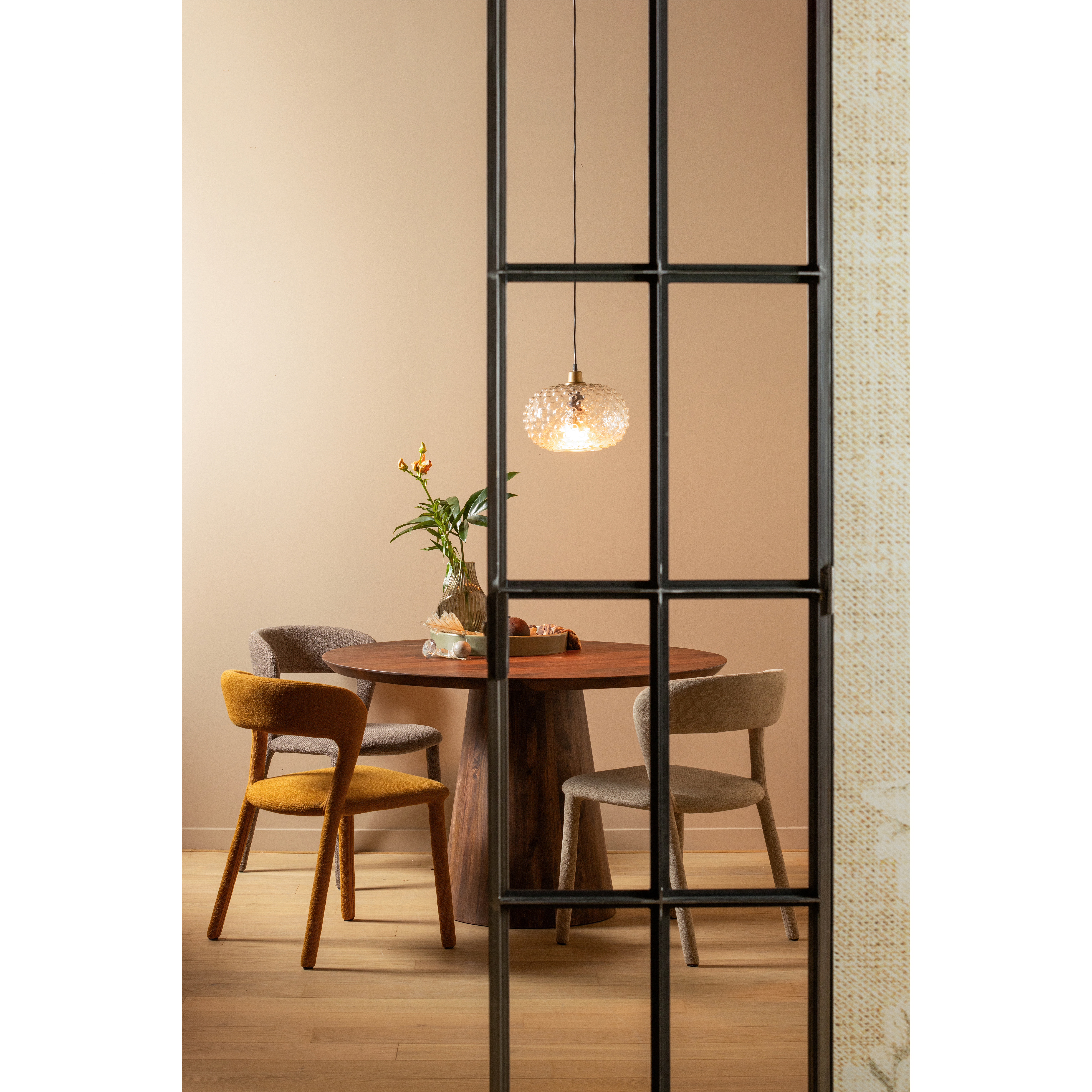 801419-Z-801419-C-801419-T-801394-W-801097-T-01_SF_BP_Noble_eetkamerstoel_Zand_Corn_Taupe_Limit_eettafel_Soap.jpg?auto=webp&format=png&width=1500&height=1500