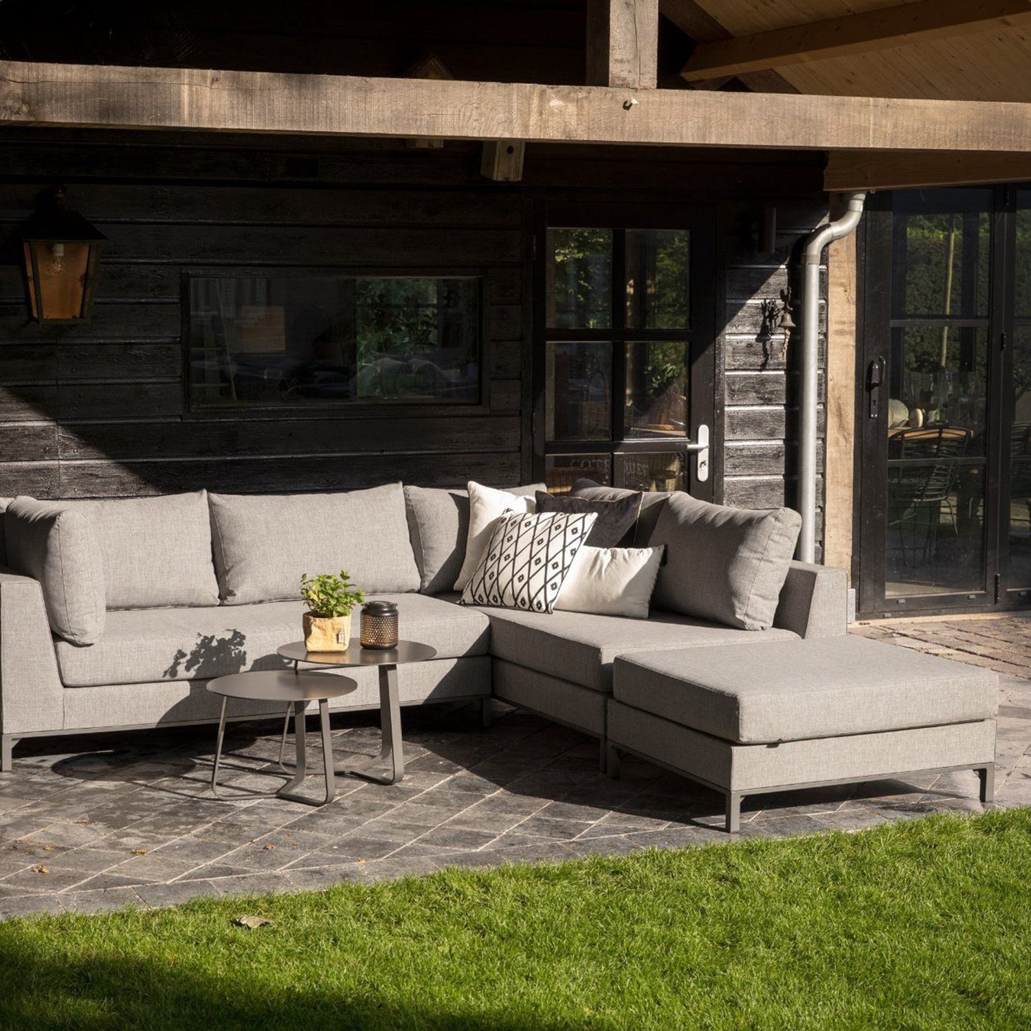 CH5800RTA-01_SF_EXT_Sicilie_loungeset_rechts_taupe_VIERKANT.jpg?auto=webp&format=png&width=1500&height=1500