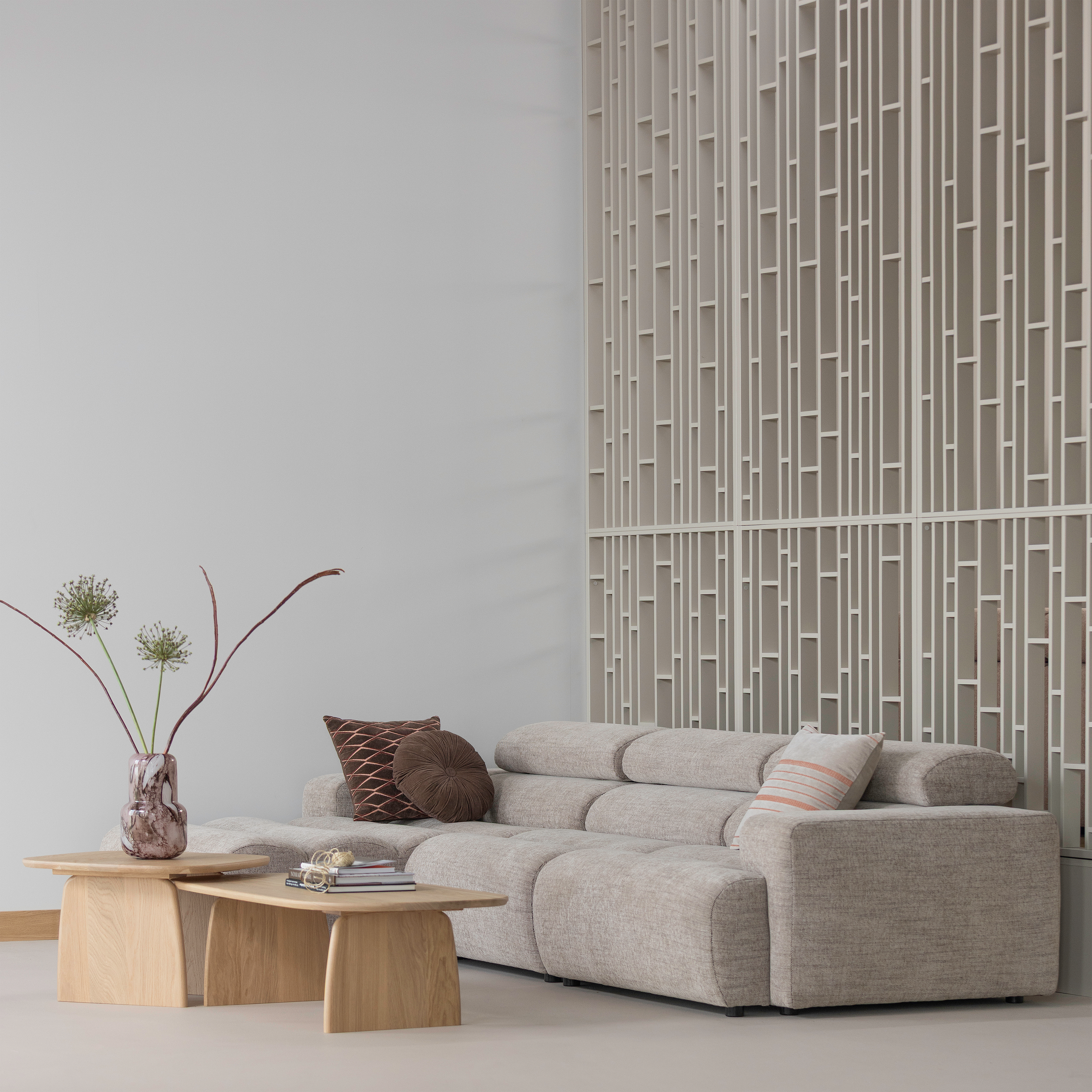 377563-BN-377666-TP-377665-TP-377667-NM-377661-NM-377662-NM-377663-NM-01_SF_WP_Novi_bank_Tablo_salontafel_60-110cm_Aziz_kussen_vierkant.png?auto=webp&format=png&width=1500&height=1500