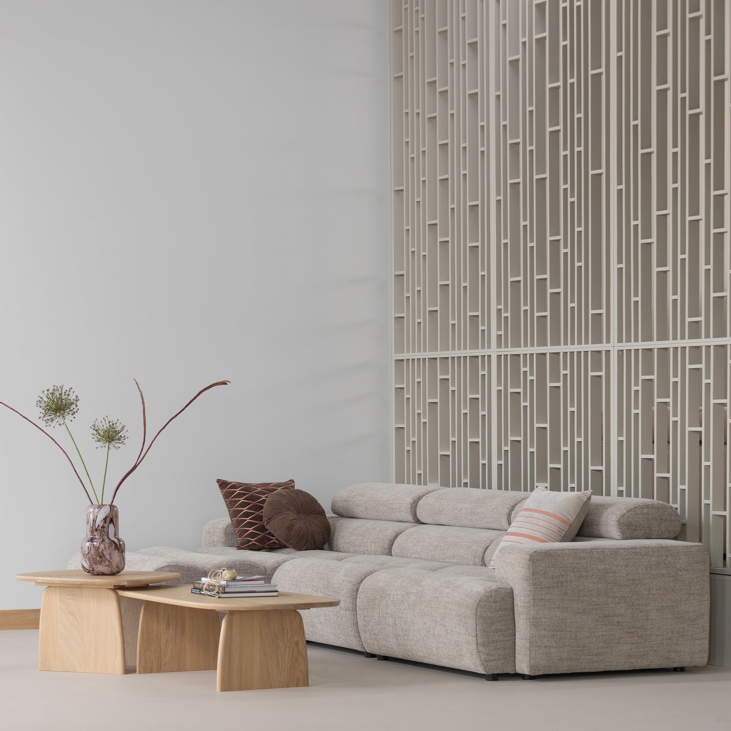 377563-BN-377666-TP-377665-TP-377667-NM-377661-NM-377662-NM-377663-NM-01_SF_WP_Novi_bank_Tablo_salontafel_60-110cm_Aziz_kussen_vierkant.png?auto=webp&format=png&width=1500&height=1500