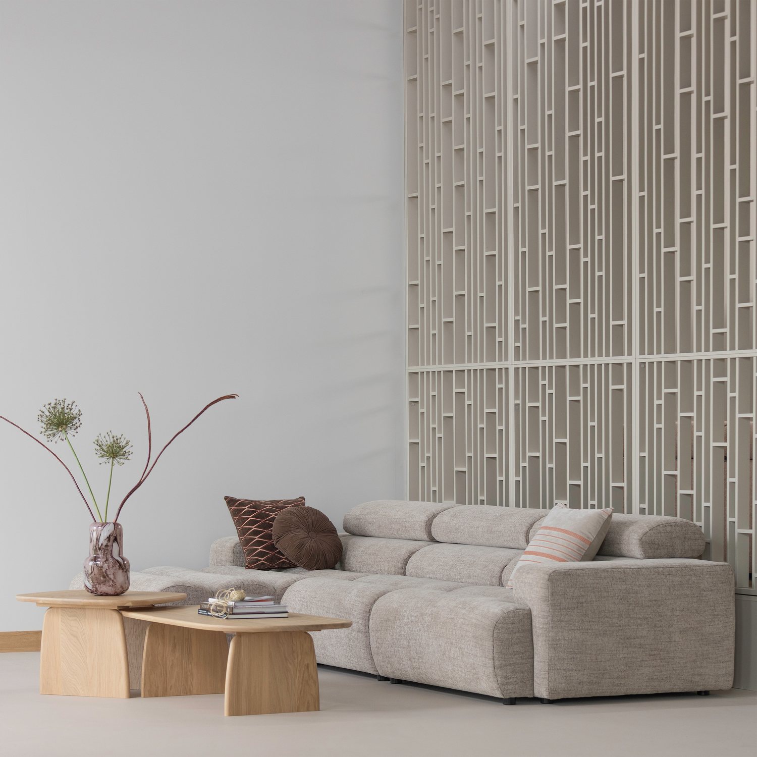 377563-BN-377666-TP-377665-TP-377667-NM-377661-NM-377662-NM-377663-NM-01_SF_WP_Novi_bank_Tablo_salontafel_60-110cm_Aziz_kussen_vierkant.png?auto=webp&format=png&width=1500&height=1500