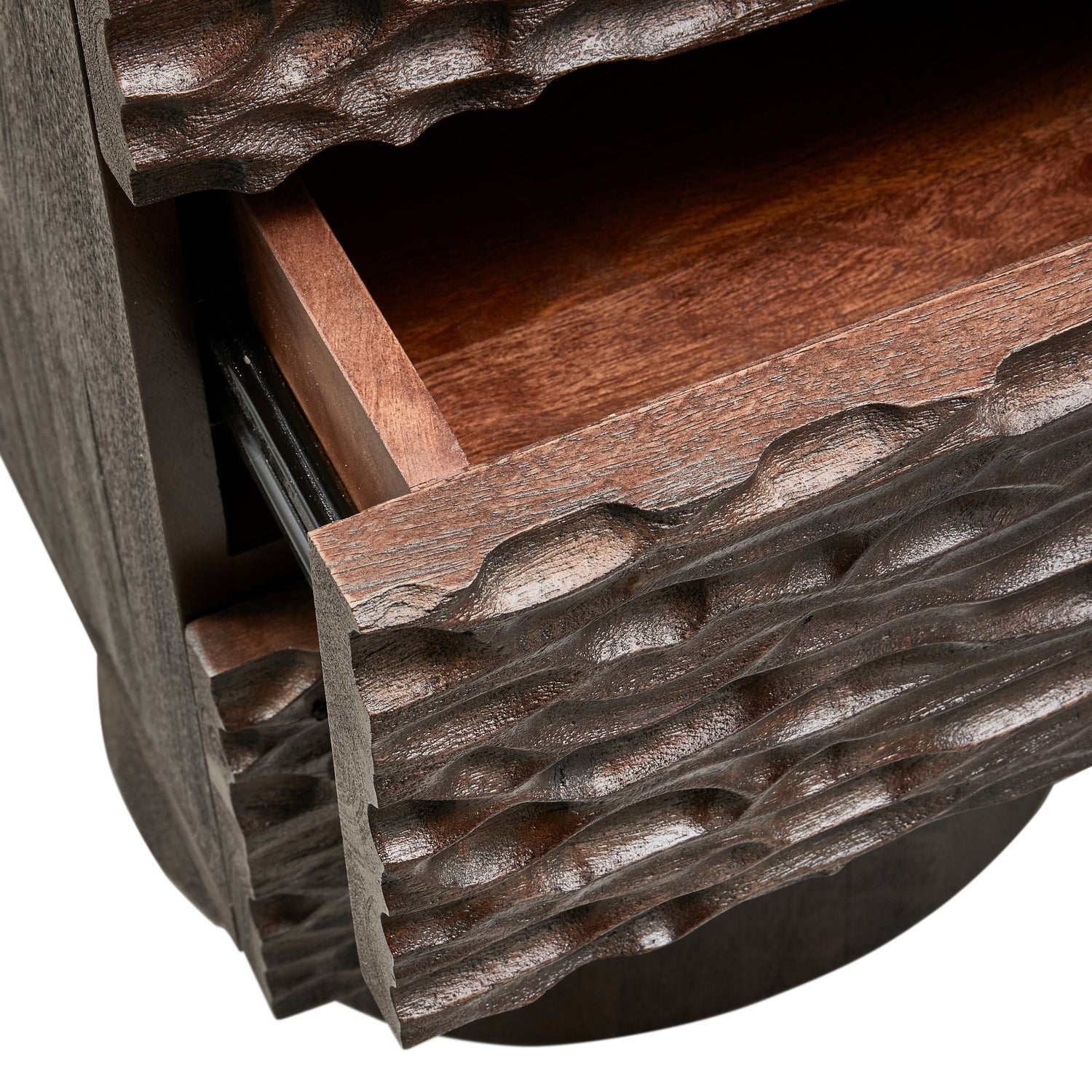 375039-W-02_VS_WE_Crumble_carved_nachtkastje_met_lades_mango_hout_walnoot_detail.png?auto=webp&format=png&width=1500&height=1500