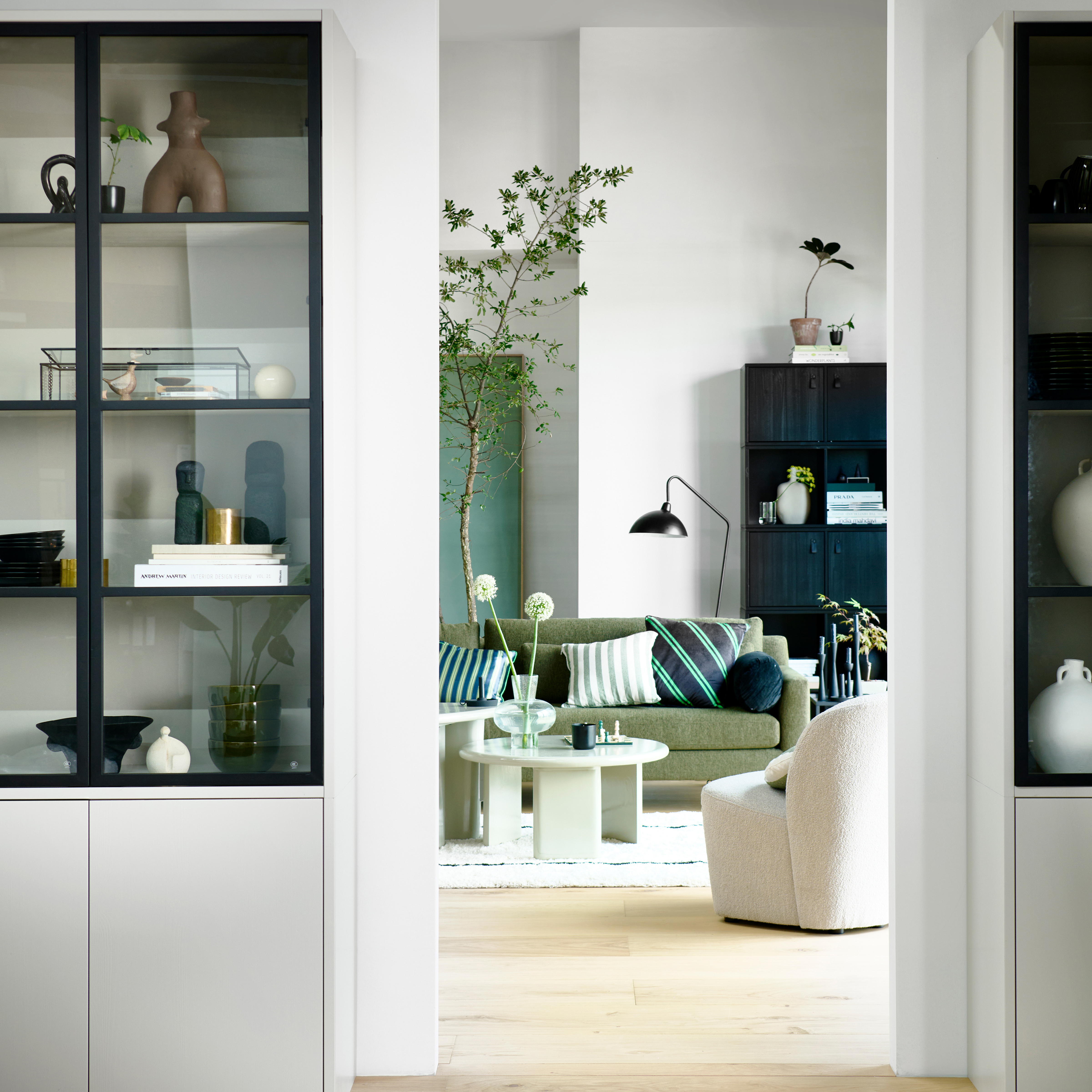 400478-M_375153-HON_377145-MSG-05_SF_VT_Basic_4drs_vitrinekast_Lofty_fauteuil_boucle_Hang_out_4zit_bank_warm_groen_VIERKANT.jpg?auto=webp&format=png&width=1500&height=1500