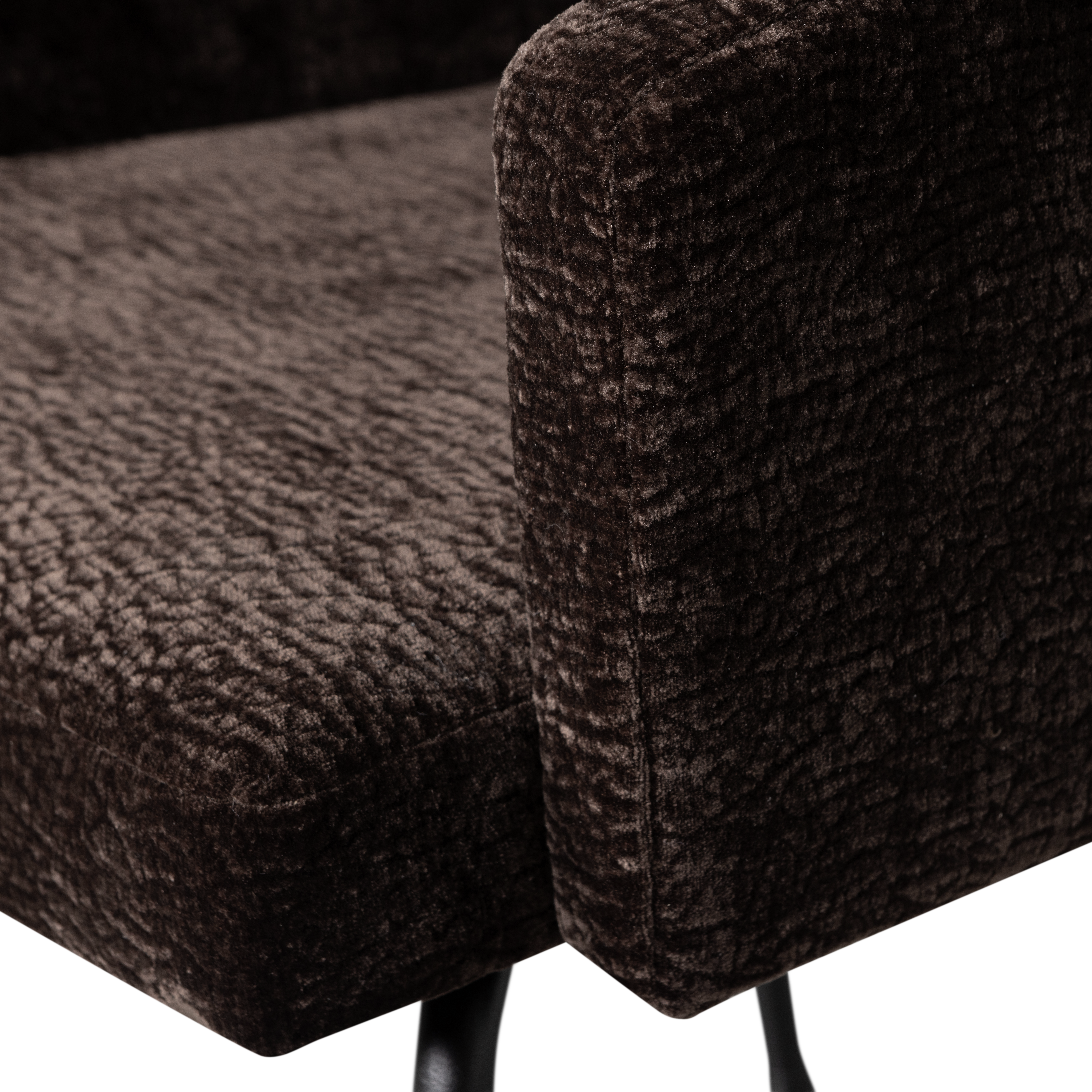 801139-DB-02_VS_WE_Mount_eetkamerstoel_met_armleuning_3D_chenille_donker_bruin_detail.png?auto=webp&format=png&width=1500&height=1500
