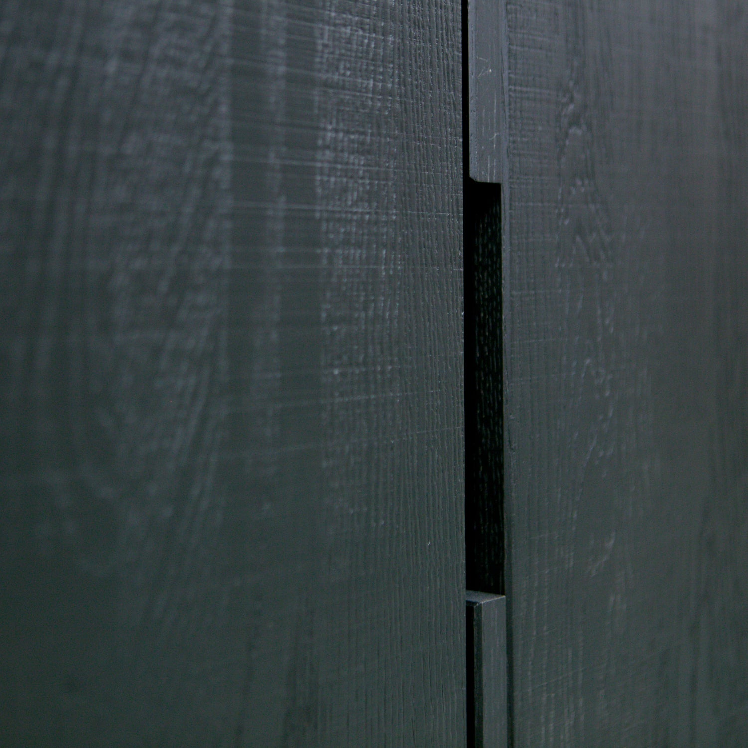 373749-BN-02_VS_WE_Silas_2_deurs_kast_eiken_black_night_detail.jpg?auto=webp&format=png&width=1500&height=1500