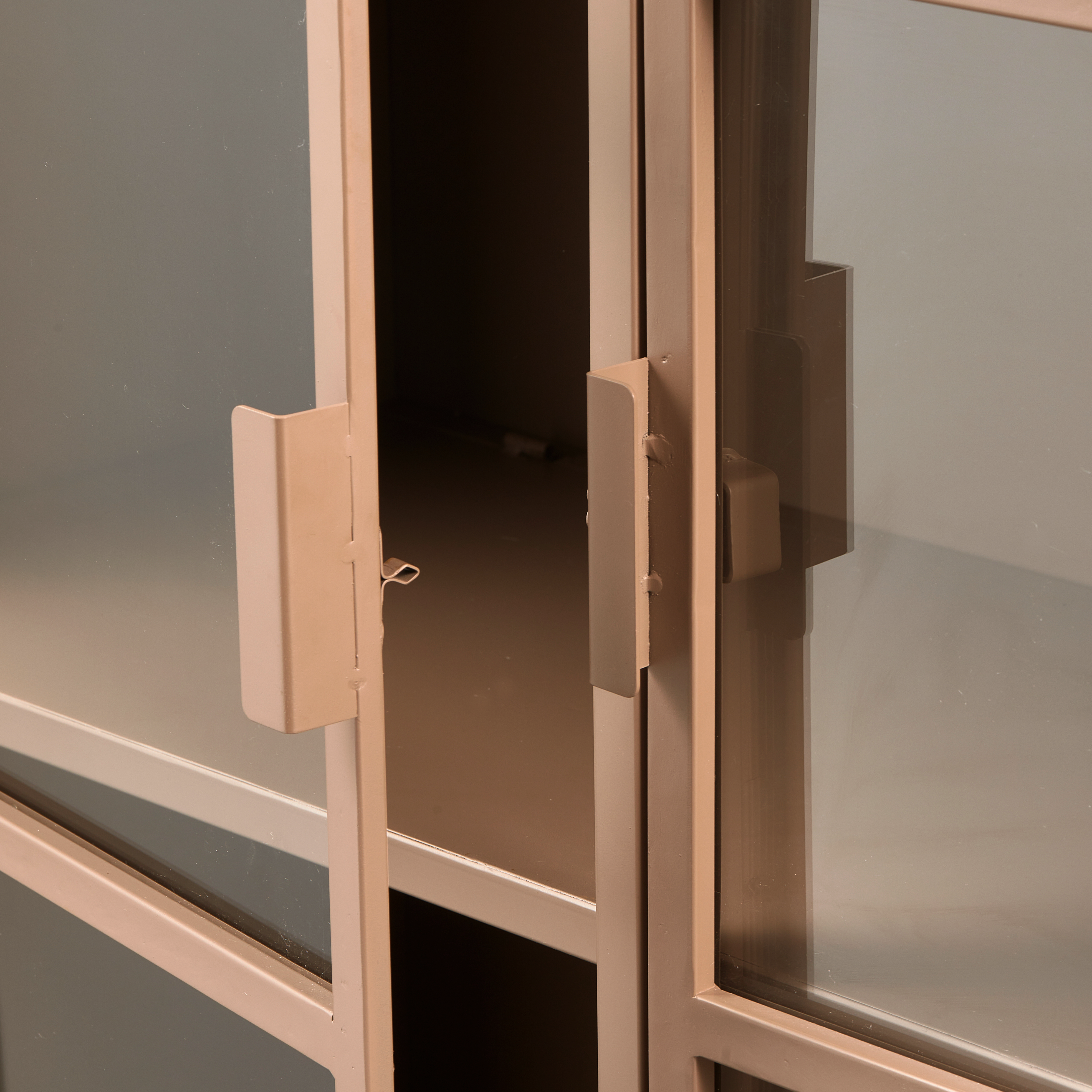 373700-M-01_VS_FA_Ronja_vitrinekast_XL_metaal_military_brown_detail.png?auto=webp&format=png&width=1500&height=1500