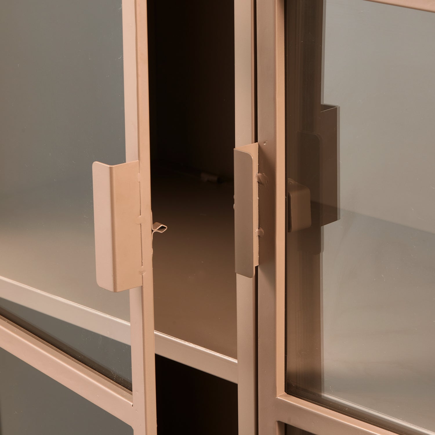 373700-M-01_VS_FA_Ronja_vitrinekast_XL_metaal_military_brown_detail.png?auto=webp&format=png&width=1500&height=1500