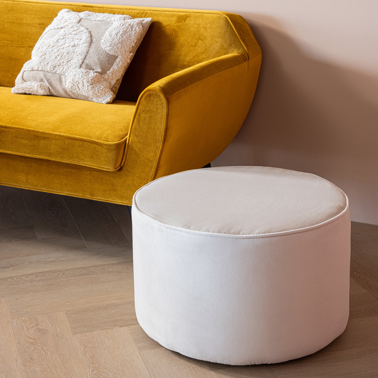 350410-OW_01_SF_Sara_poef_laag_velvet_offwhite_vierkant.jpg?auto=webp&format=png&width=1500&height=1500