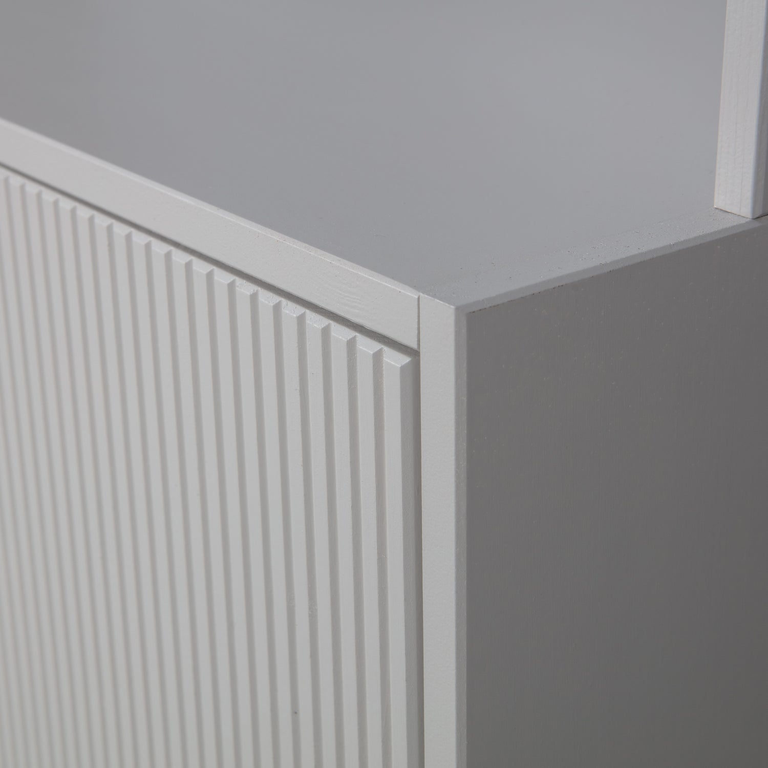 373427-W-02_VS_FA_Madu_boekenkast_grenen_wolkengrijs_detail.jpg?auto=webp&format=png&width=1500&height=1500