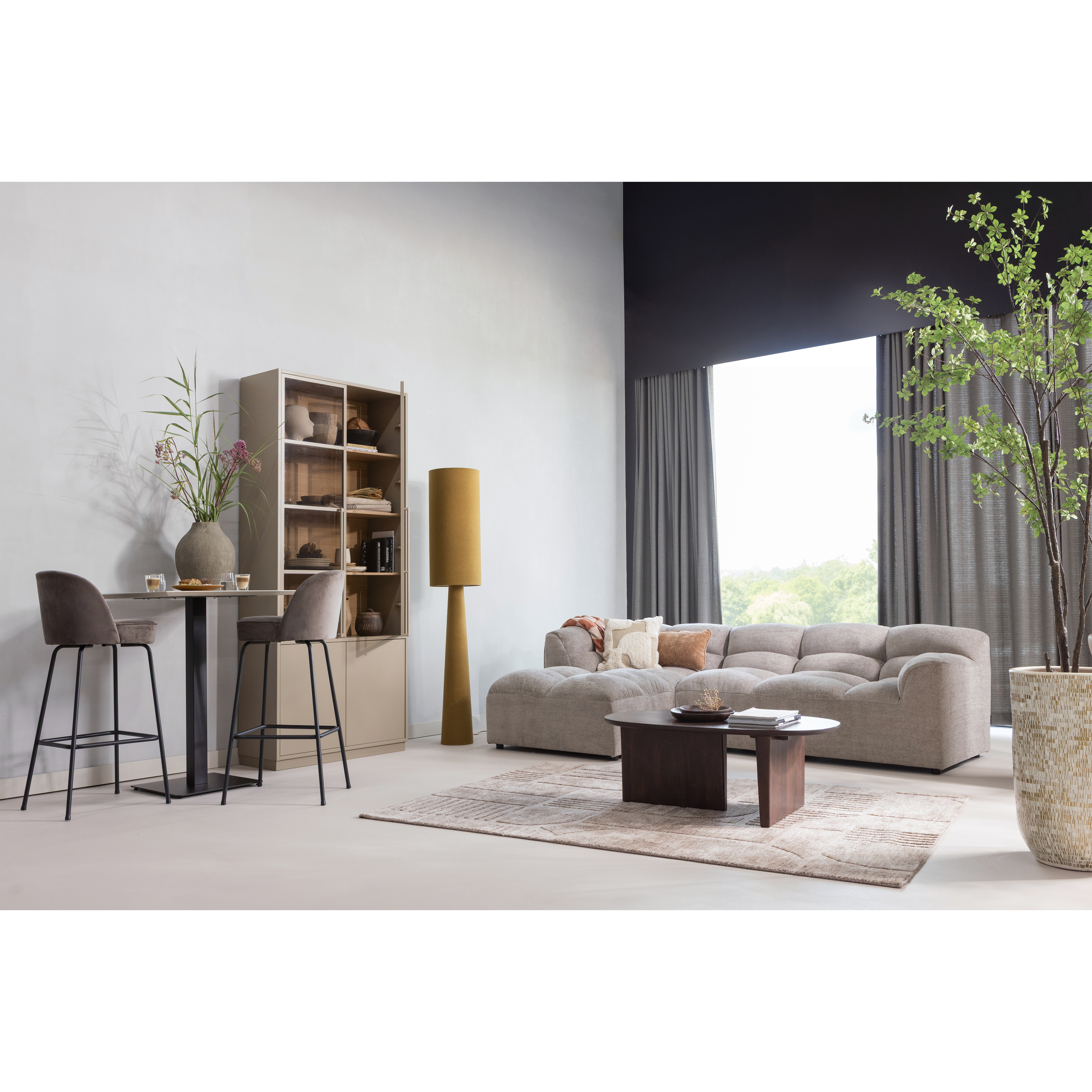 379547-Z-801337-W-375036-T-377567-M-800293-NO-377625-T-01_SF_ES_Tibas_longue_Seam_salontafel_Loft_lamp_377567-M_buffetkast_Vogue_barstoel_Lovi_vloerkleed.png?auto=webp&format=png&width=1500&height=1500