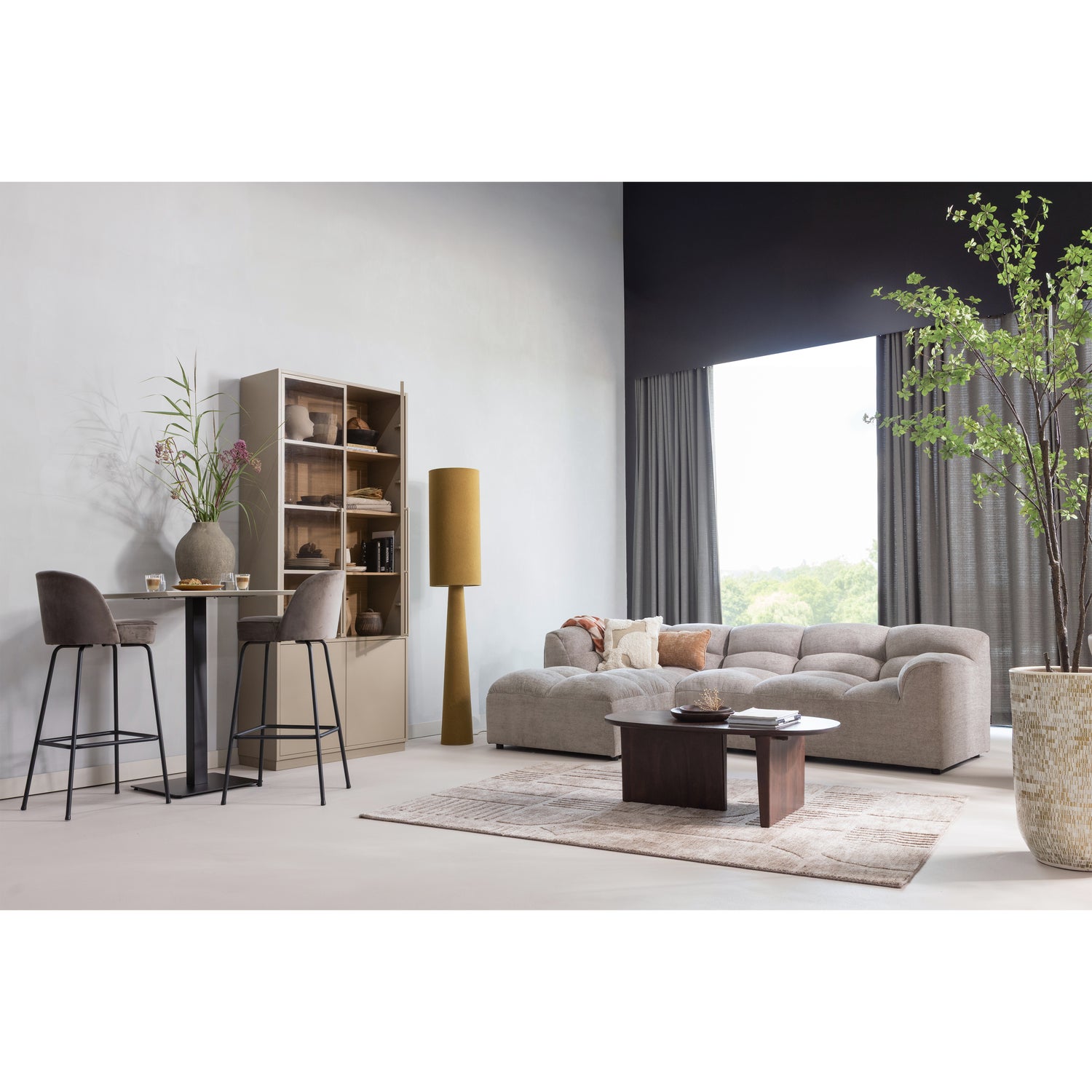 379547-Z-801337-W-375036-T-377567-M-800293-NO-377625-T-01_SF_ES_Tibas_longue_Seam_salontafel_Loft_lamp_377567-M_buffetkast_Vogue_barstoel_Lovi_vloerkleed.png?auto=webp&format=png&width=1500&height=1500