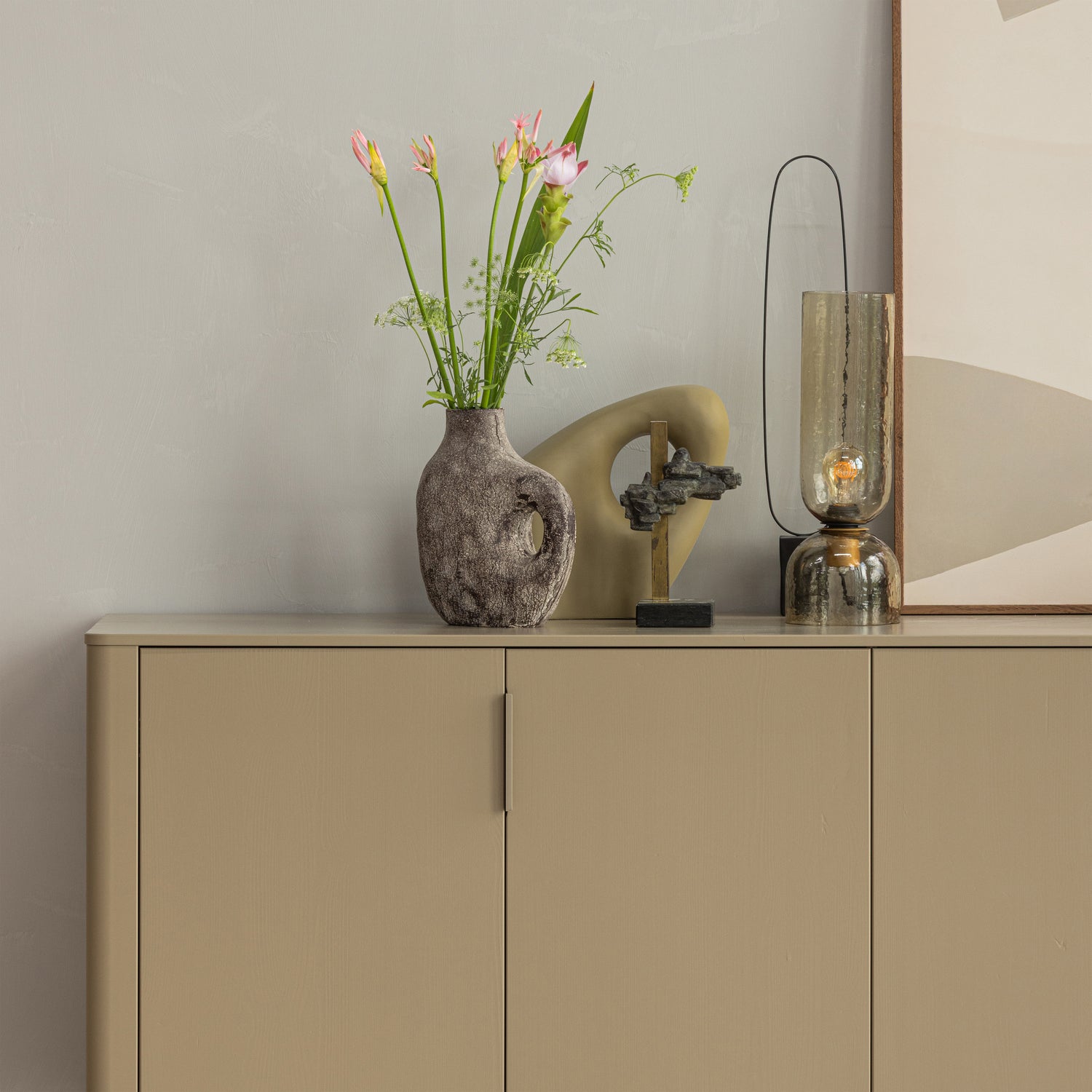 377694-MD-375035-N-02_WP_SF_Gunnar_dressoir_200cm_mud_grenen_Gigi_tafellamp_vierkant.png?auto=webp&format=png&width=1500&height=1500