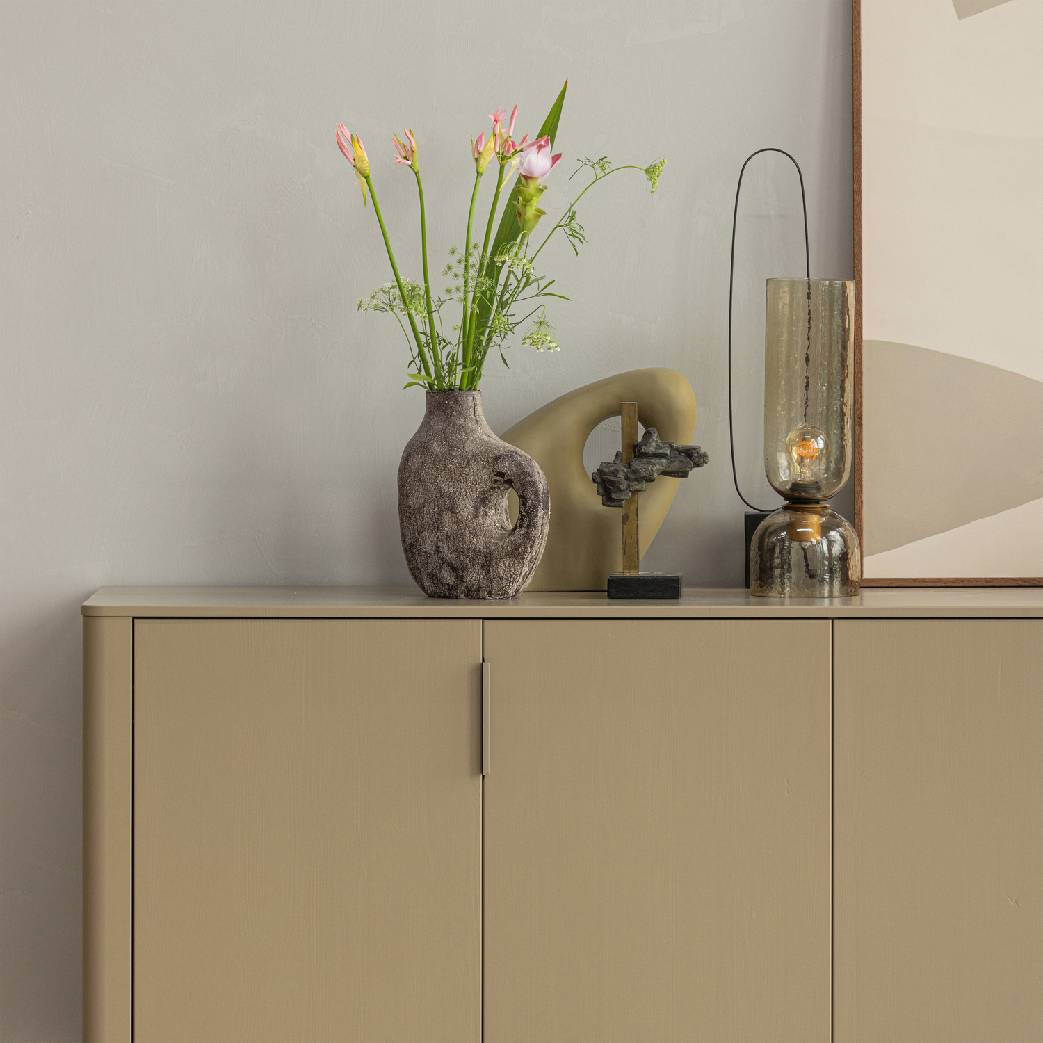 377694-MD-375035-N-02_WP_SF_Gunnar_dressoir_200cm_mud_grenen_Gigi_tafellamp_vierkant.png?auto=webp&format=png&width=1500&height=1500