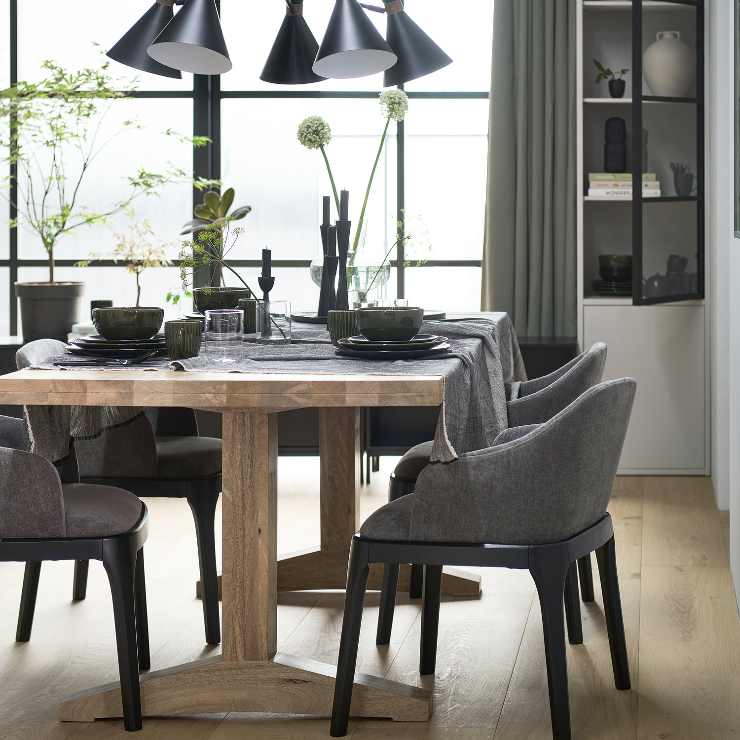 400450-N-400442-G-400477-M-03_SF_VT_Deck_eettafel_200x90_Scroll_eetkamerstoel_Basic_2drs_vitrinekast_grenen_VIERKANT.jpg?auto=webp&format=png&width=1500&height=1500