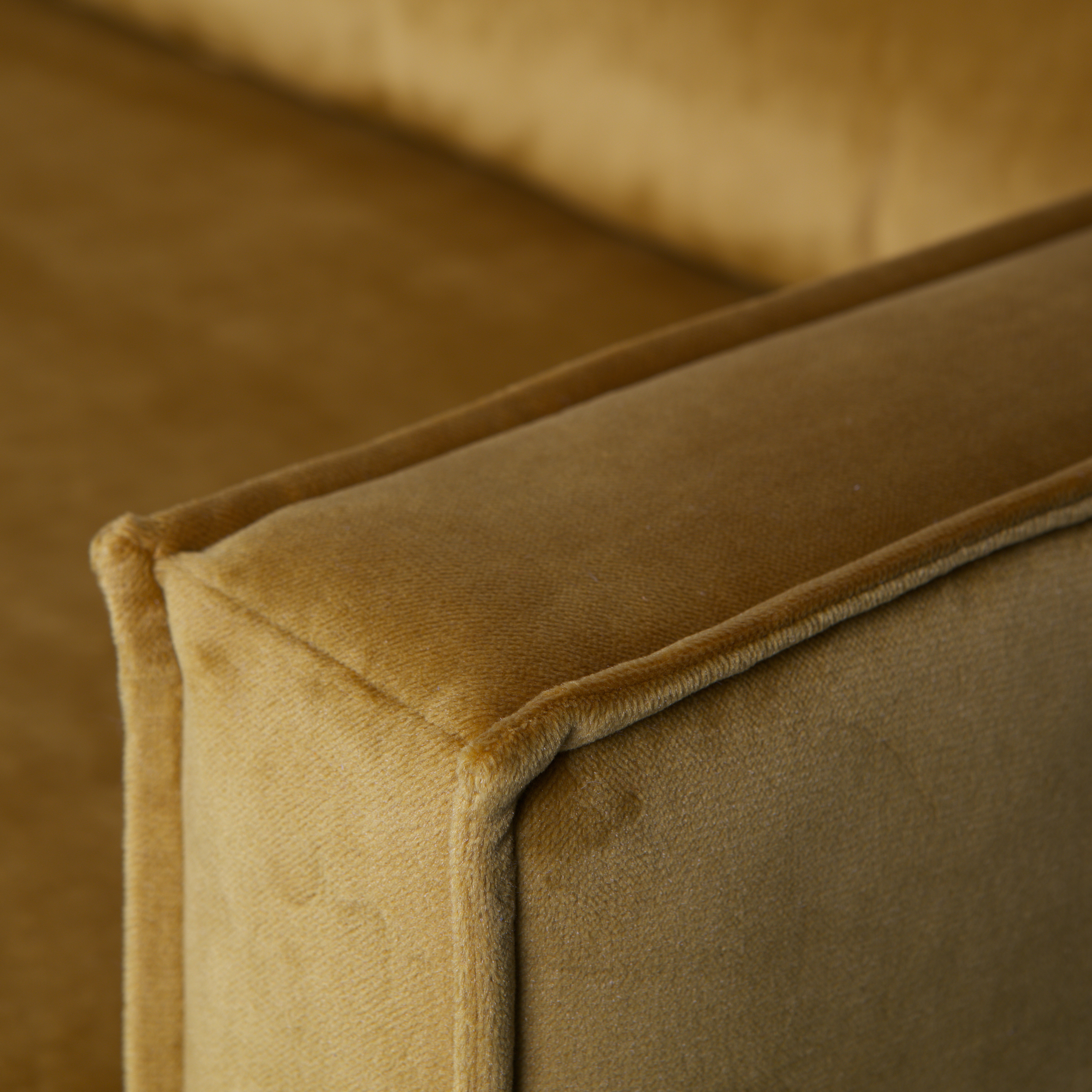 800746-132-01_VS_BP_Rodeo_daybed_right_velvet_oker_detail.jpg?auto=webp&format=png&width=1500&height=1500