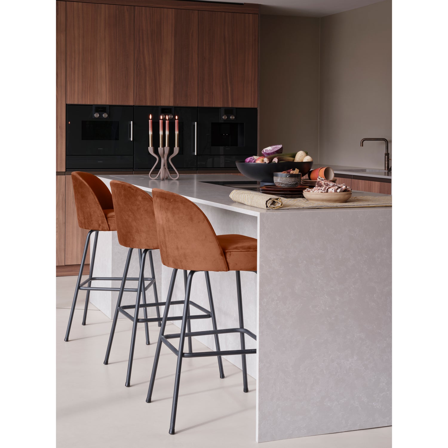 800293-R-01_SF_BP_Vogue_barstoel_80_cm_fluweel_roest_PS.jpg?auto=webp&format=png&width=1500&height=1500