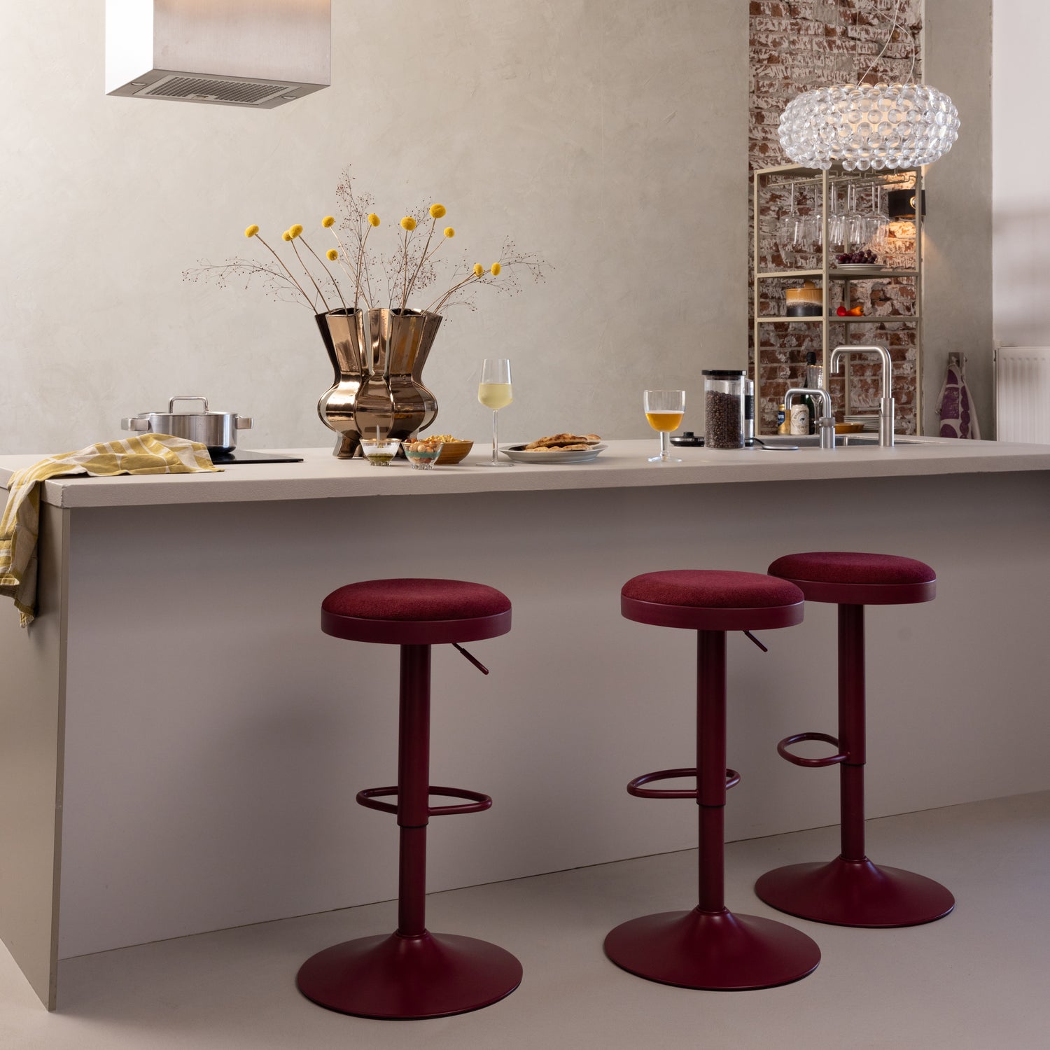 377972-O_02_SF_WP_Mevo_barstoel_chenille_bordeauxrood_vierkant.jpg?auto=webp&format=png&width=1500&height=1500