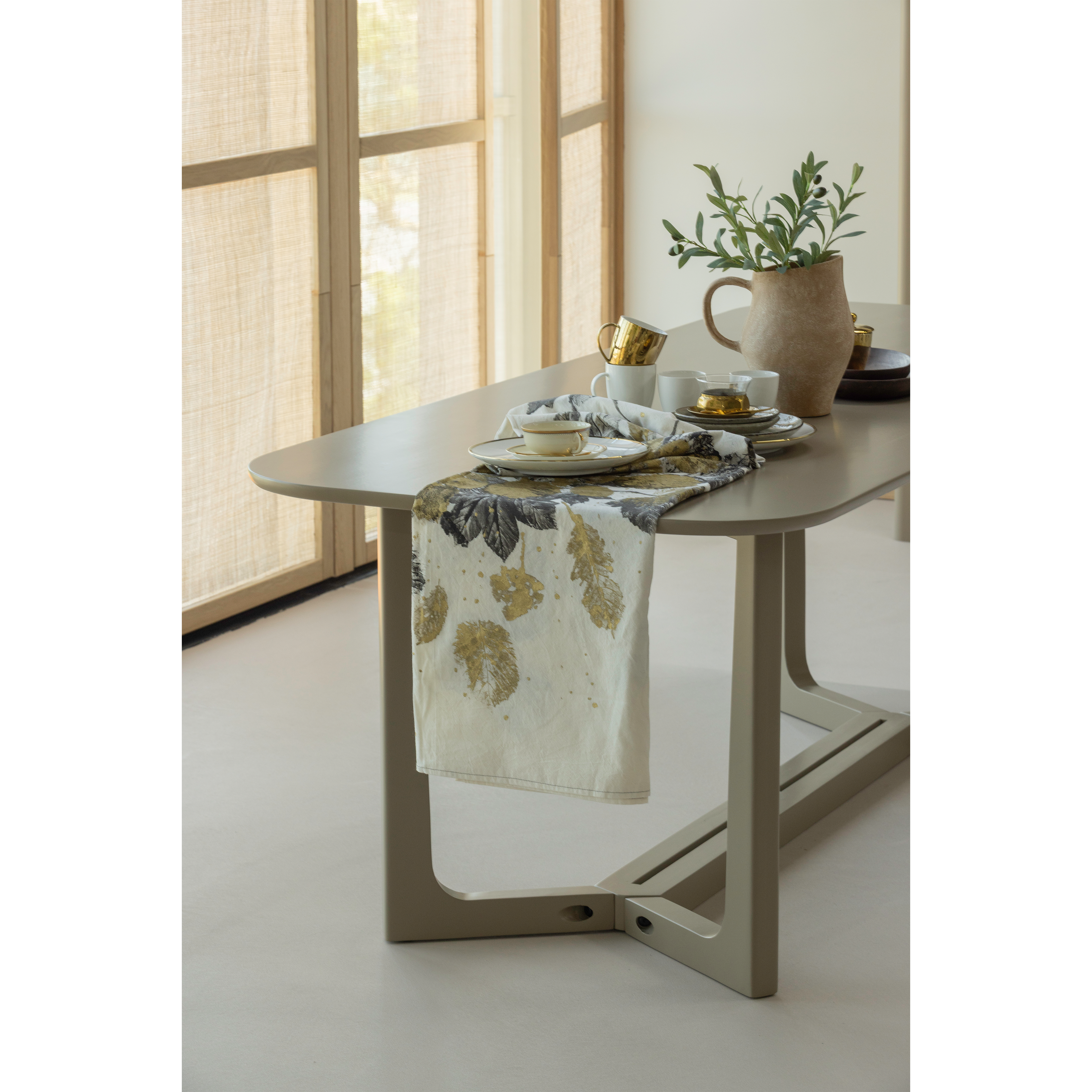 377633-M-377545-Z-01_SF_WP_Ferion_eettafel_mango_hout_mud_Valerie_vaas.png?auto=webp&format=png&width=1500&height=1500