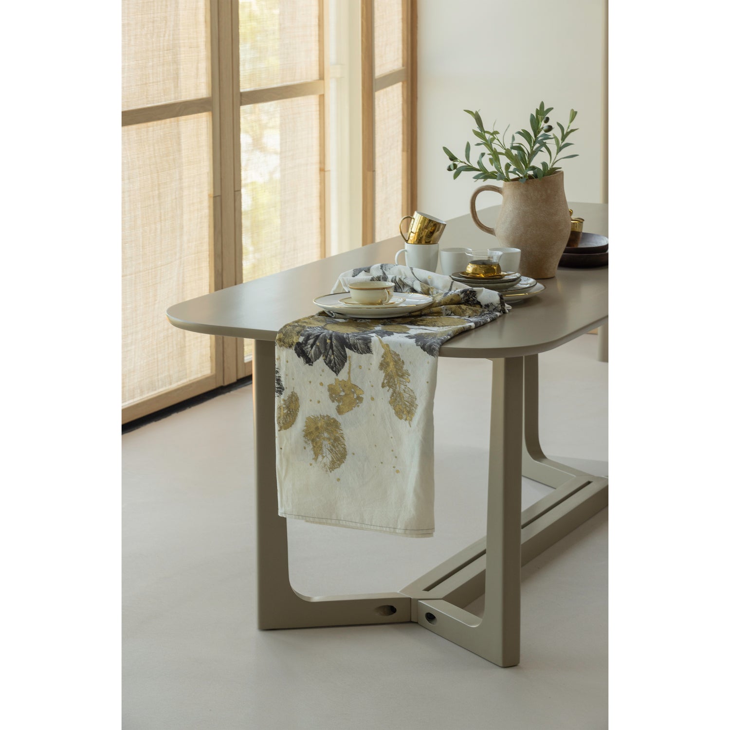 377633-M-377545-Z-01_SF_WP_Ferion_eettafel_mango_hout_mud_Valerie_vaas.png?auto=webp&format=png&width=1500&height=1500