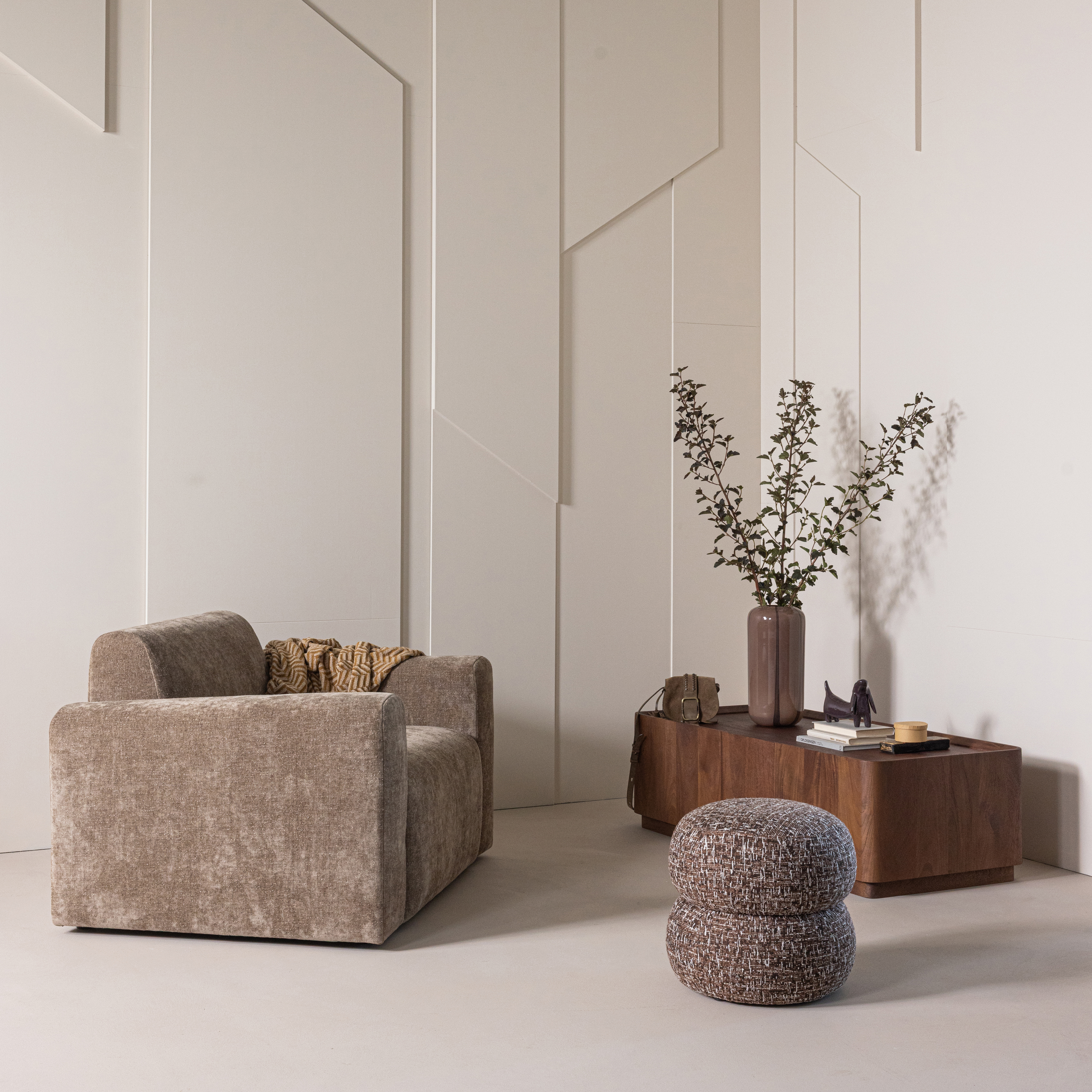 377630-DM__378136-K__378106-B_01_SF_Anic_poef_Umina_fauteuil_Volu_salontafel_vierkant.jpg?auto=webp&format=png&width=1500&height=1500