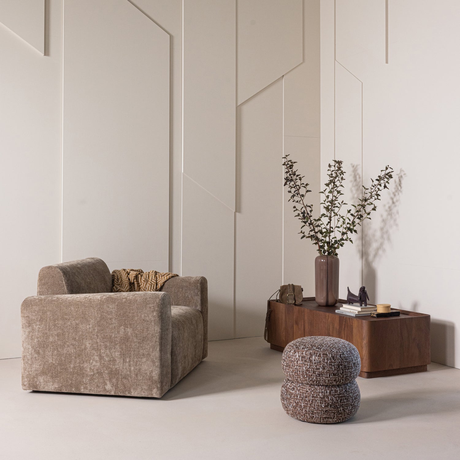 377630-DM__378136-K__378106-B_01_SF_Anic_poef_Umina_fauteuil_Volu_salontafel_vierkant.jpg?auto=webp&format=png&width=1500&height=1500