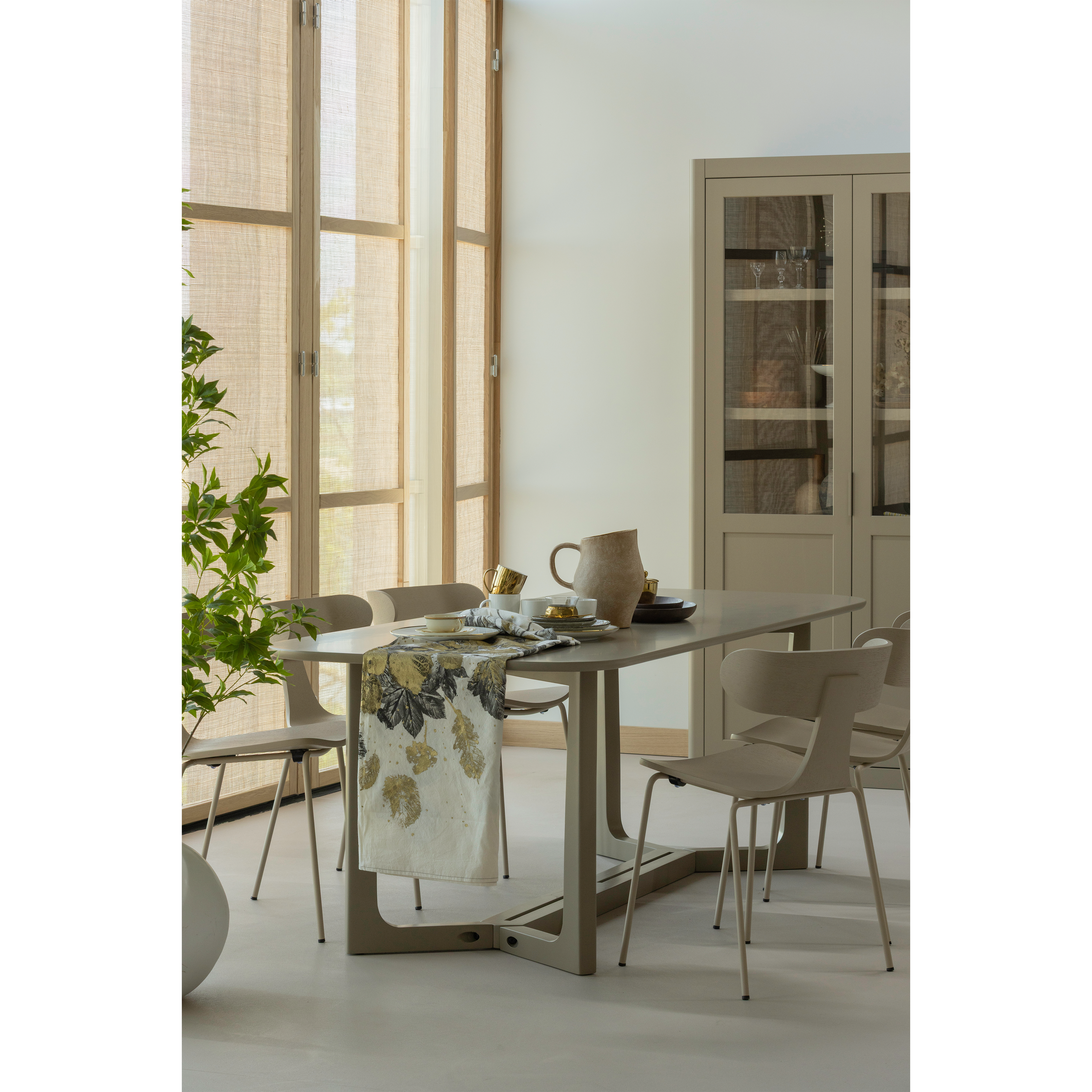 377633-M-377545-Z-377516-MD-800585-Z-02_SF_WP_Ferion_eettafel_mango_hout_mud_Valerie_vaas_Gunnar_buffetkast_Form_houten_stoel.png?auto=webp&format=png&width=1500&height=1500