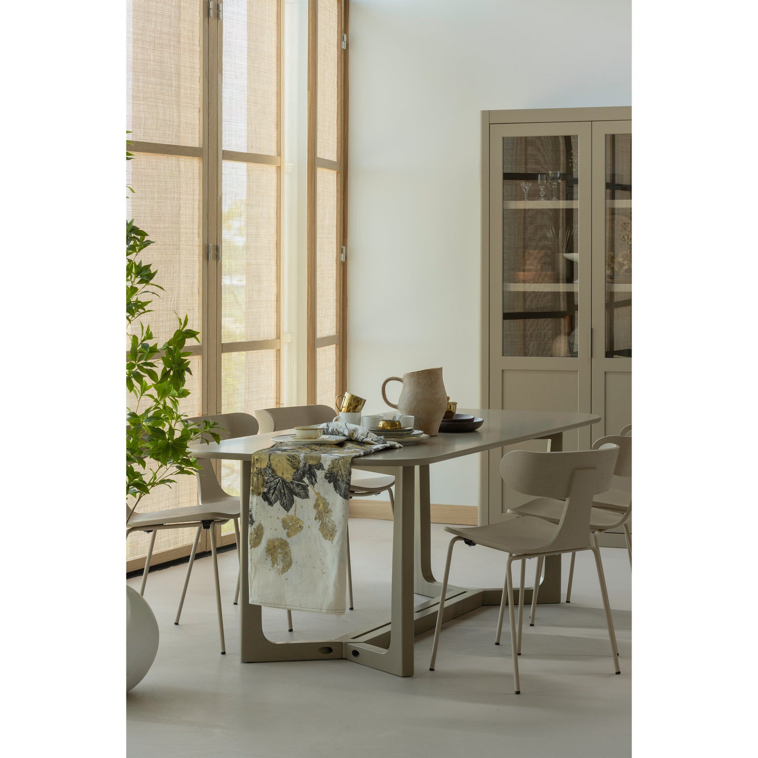 377633-M-377545-Z-377516-MD-800585-Z-02_SF_WP_Ferion_eettafel_mango_hout_mud_Valerie_vaas_Gunnar_buffetkast_Form_houten_stoel.png?auto=webp&format=png&width=1500&height=1500