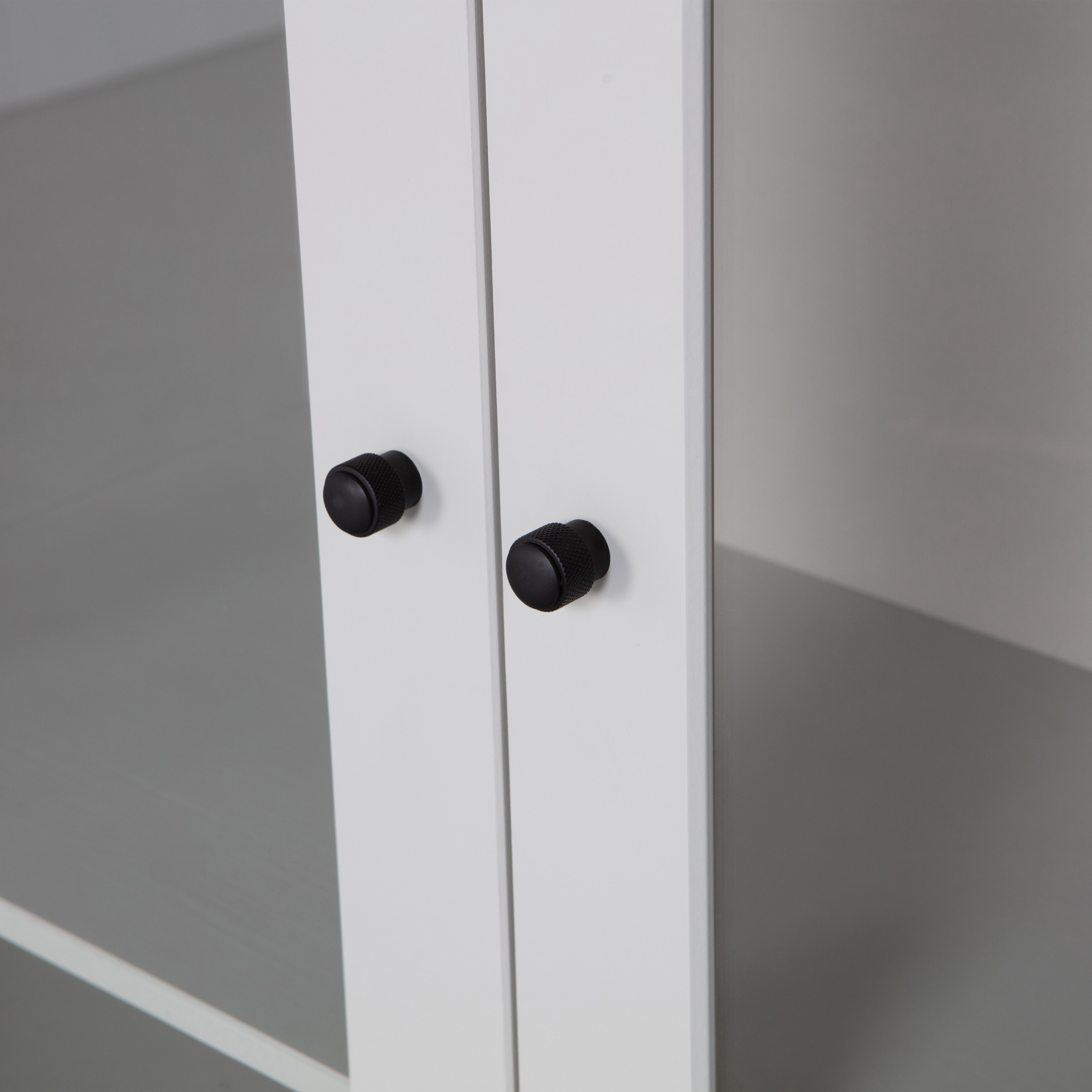 375861-W-01_VS_KW_Xam_vitrinekast_grenen_wolkengrijs_detail.jpg?auto=webp&format=png&width=1500&height=1500