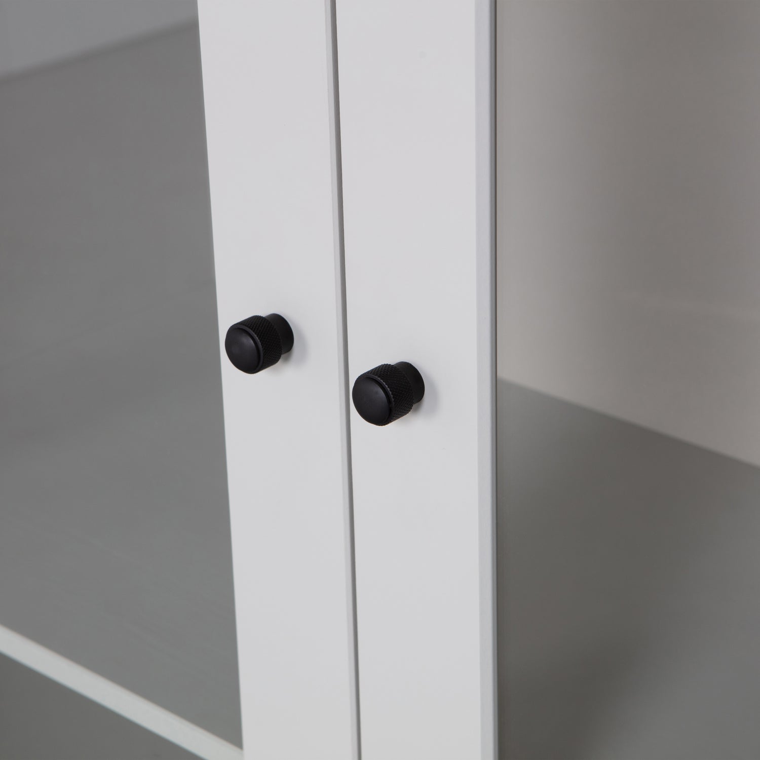 375861-W-01_VS_KW_Xam_vitrinekast_grenen_wolkengrijs_detail.jpg?auto=webp&format=png&width=1500&height=1500