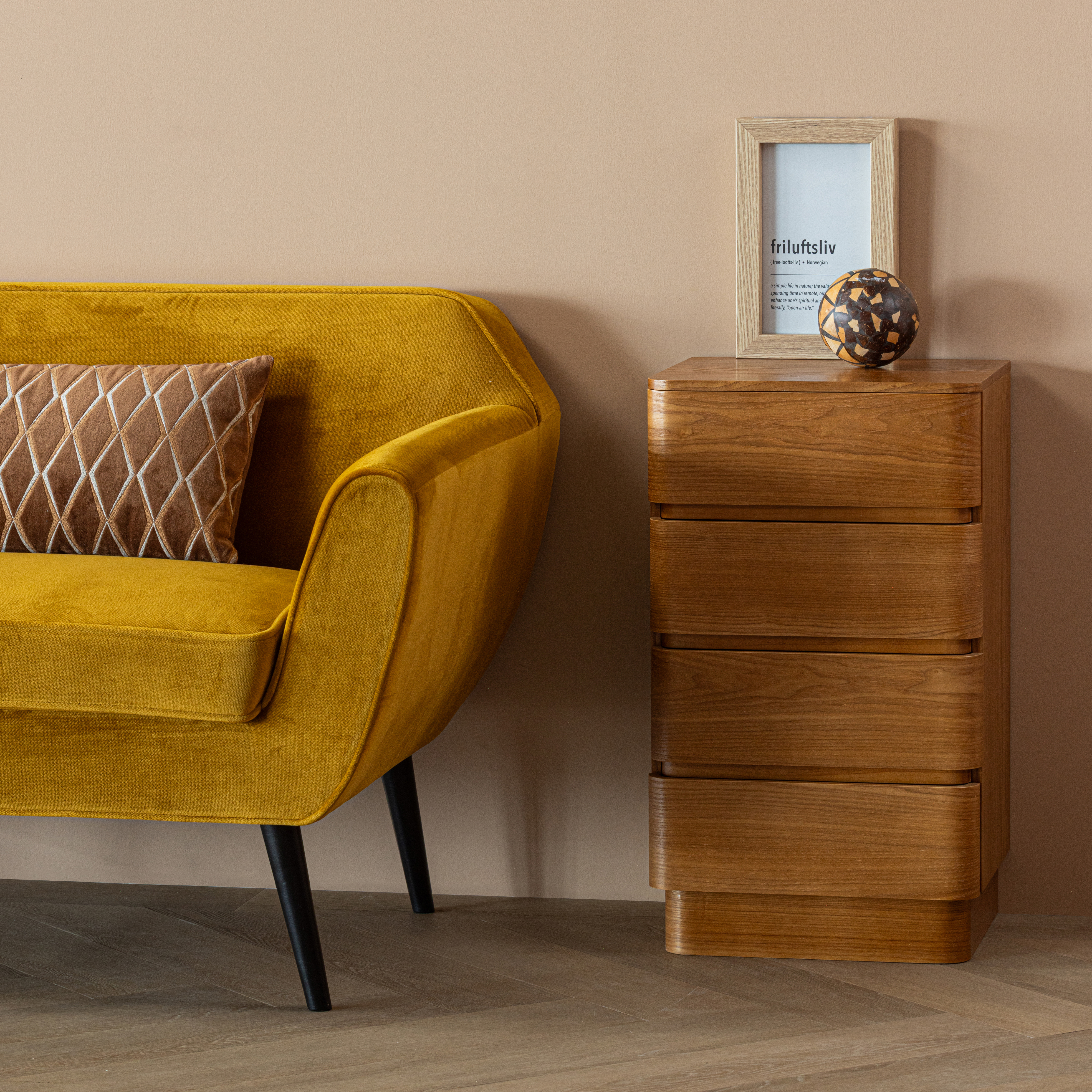 377863-O__377788-B_02_SF_Rocco_bank_velvet_okergeel_Fejo_vierkant.jpg?auto=webp&format=png&width=1500&height=1500