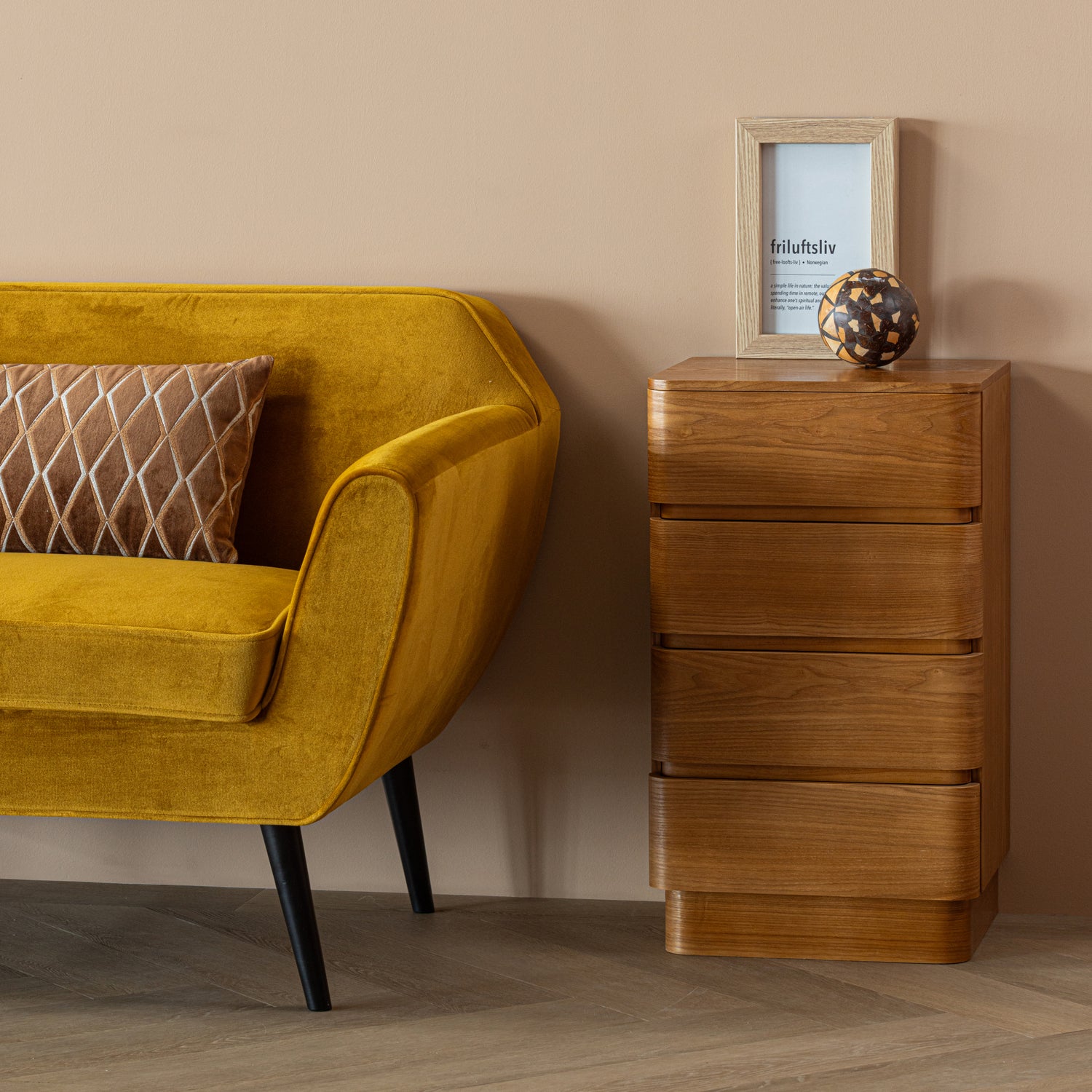 377863-O__377788-B_02_SF_Rocco_bank_velvet_okergeel_Fejo_vierkant.jpg?auto=webp&format=png&width=1500&height=1500