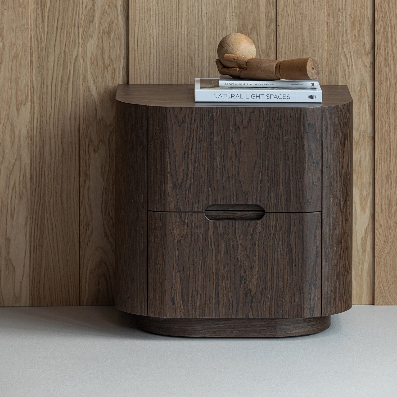 377825-B_01_SF_Arvi_ladekast_nachtkastje_2_lades_hout_fineer_bruin_vierkant.jpg?auto=webp&format=png&width=1500&height=1500