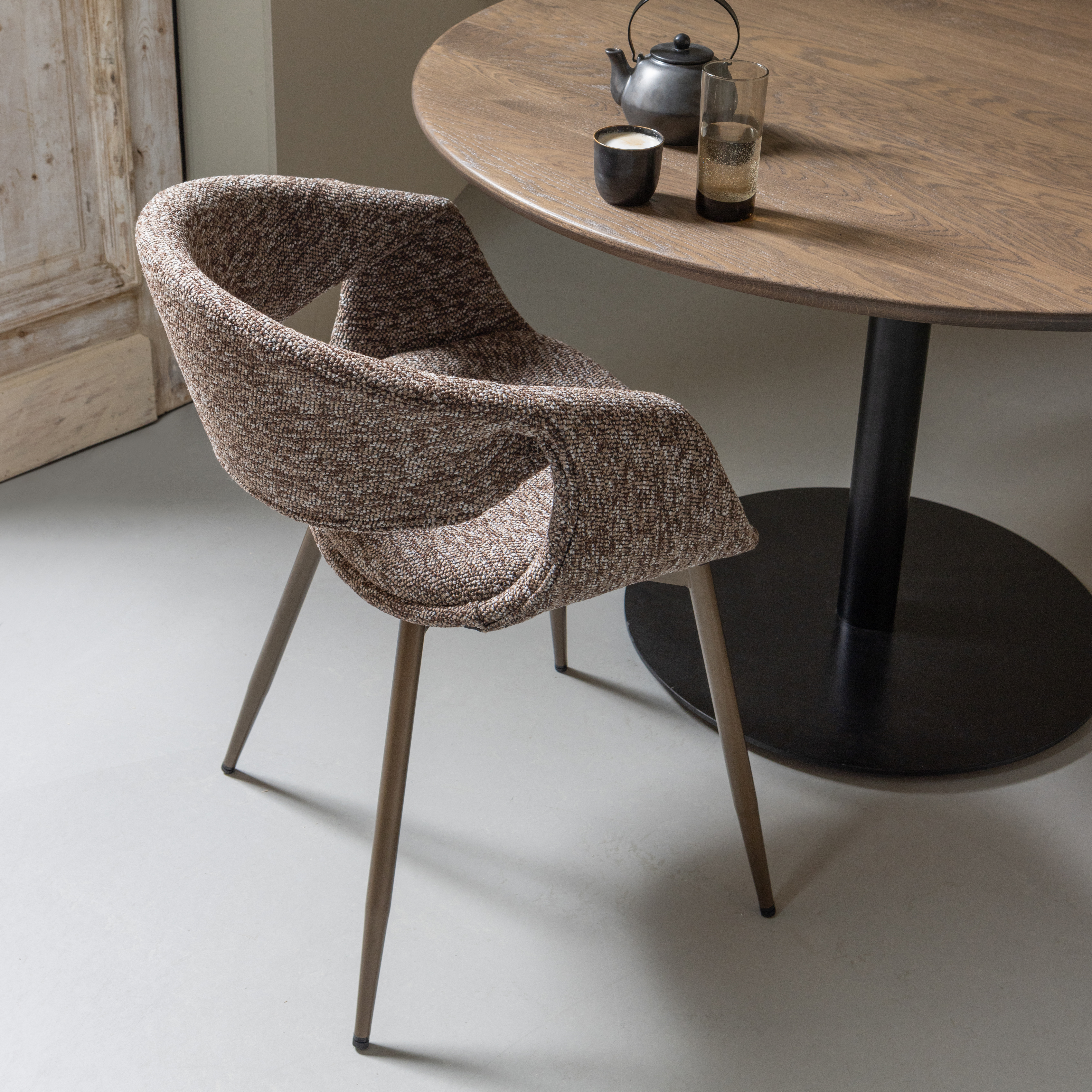 377505-BK-01_SF_FA_Yossi_eetkamerstoel_buin_met_metalen_poot_koper_vierkant.jpg?auto=webp&format=png&width=1500&height=1500