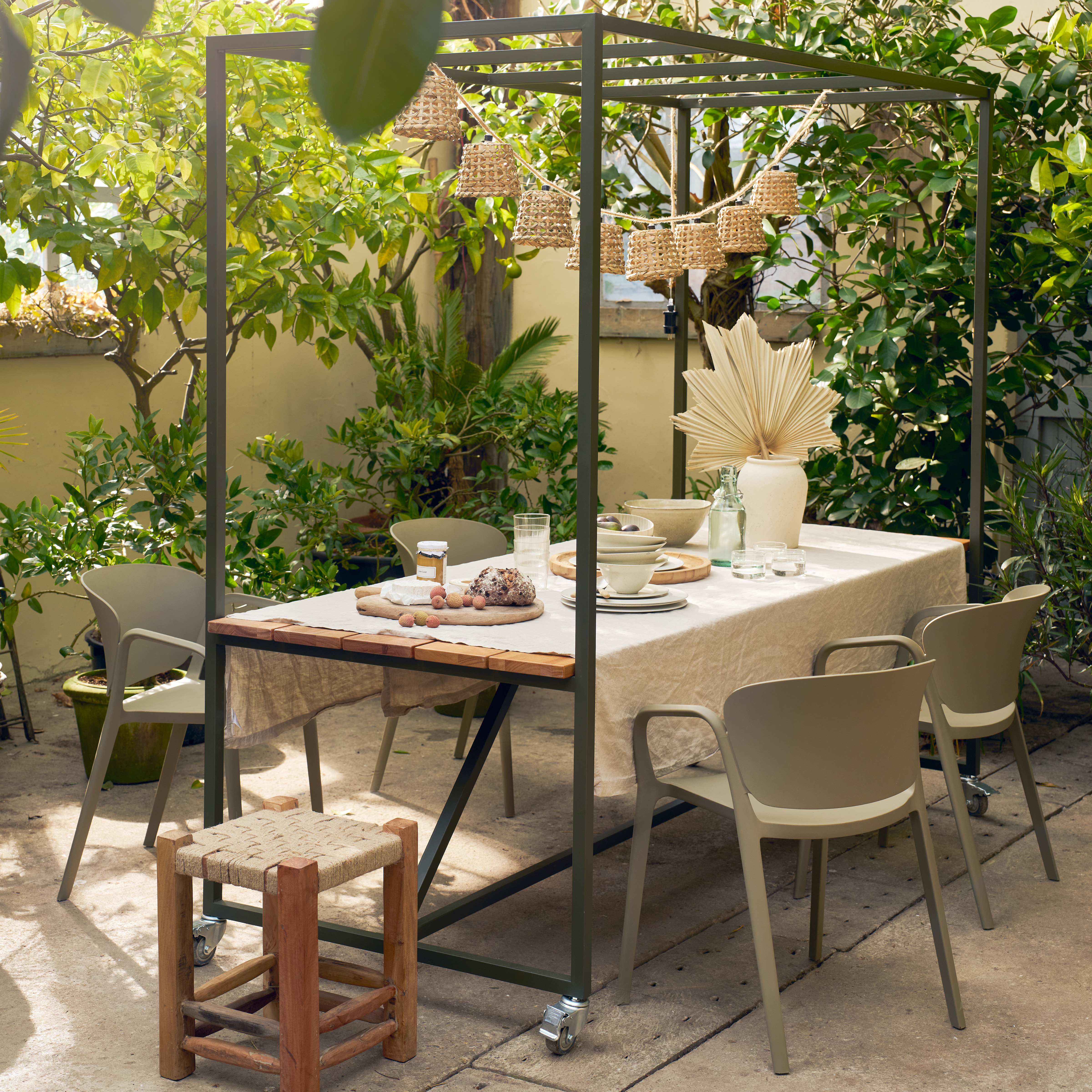 400518-D-373482-G-01_SF_VT_Blue_sky_tuintafel_Bent_tuinstoel_vierkant.jpg?auto=webp&format=png&width=1500&height=1500