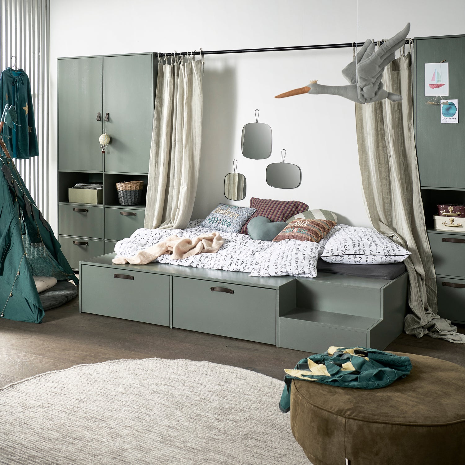 377037-S_377036-S_375149-SKO_SF_VT_Stage_bed___lades_Stage_gaderobekast_grenen_soap_Pearl_XL_poef_olijfgroen_vierkant.jpg?auto=webp&format=png&width=1500&height=1500