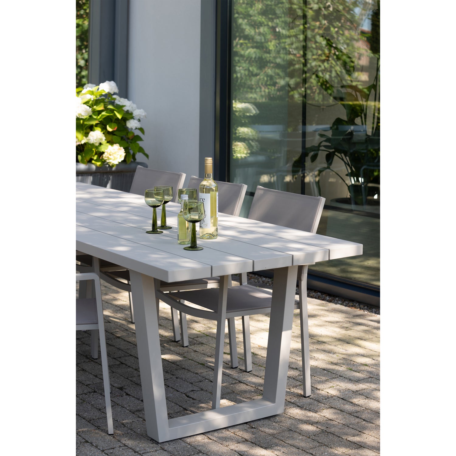 500008-Z-500013-Z-08_SF_EXT_Bear_eettafel_aluminium_zand_Fowl_eetstoel_aluminium_textileen_zand.jpg?auto=webp&format=png&width=1500&height=1500