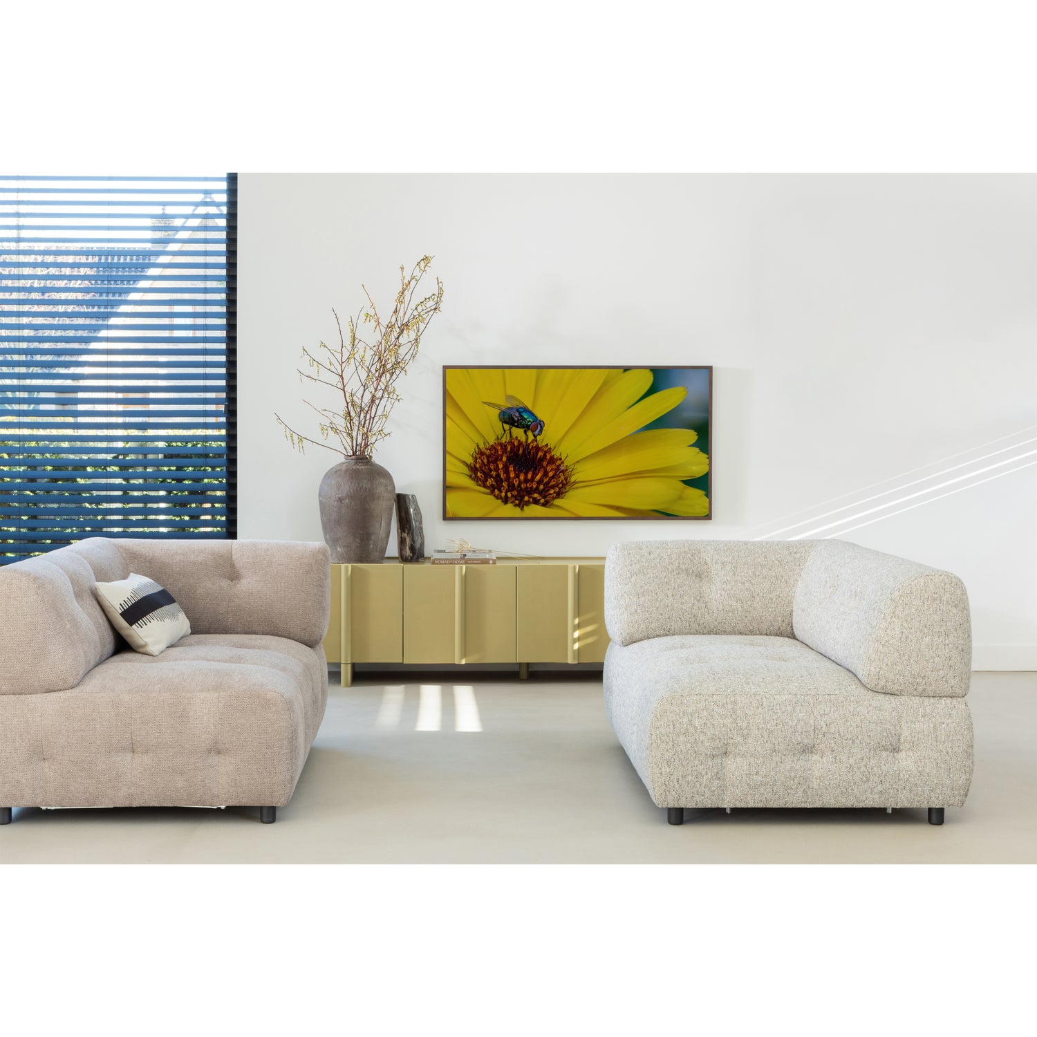 374044-MC-374049-CC-373994-M-02_SF_WE_Louis_1_5_zits_links_melange_coffee_chenille_coffee_basu.jpg?auto=webp&format=png&width=1500&height=1500