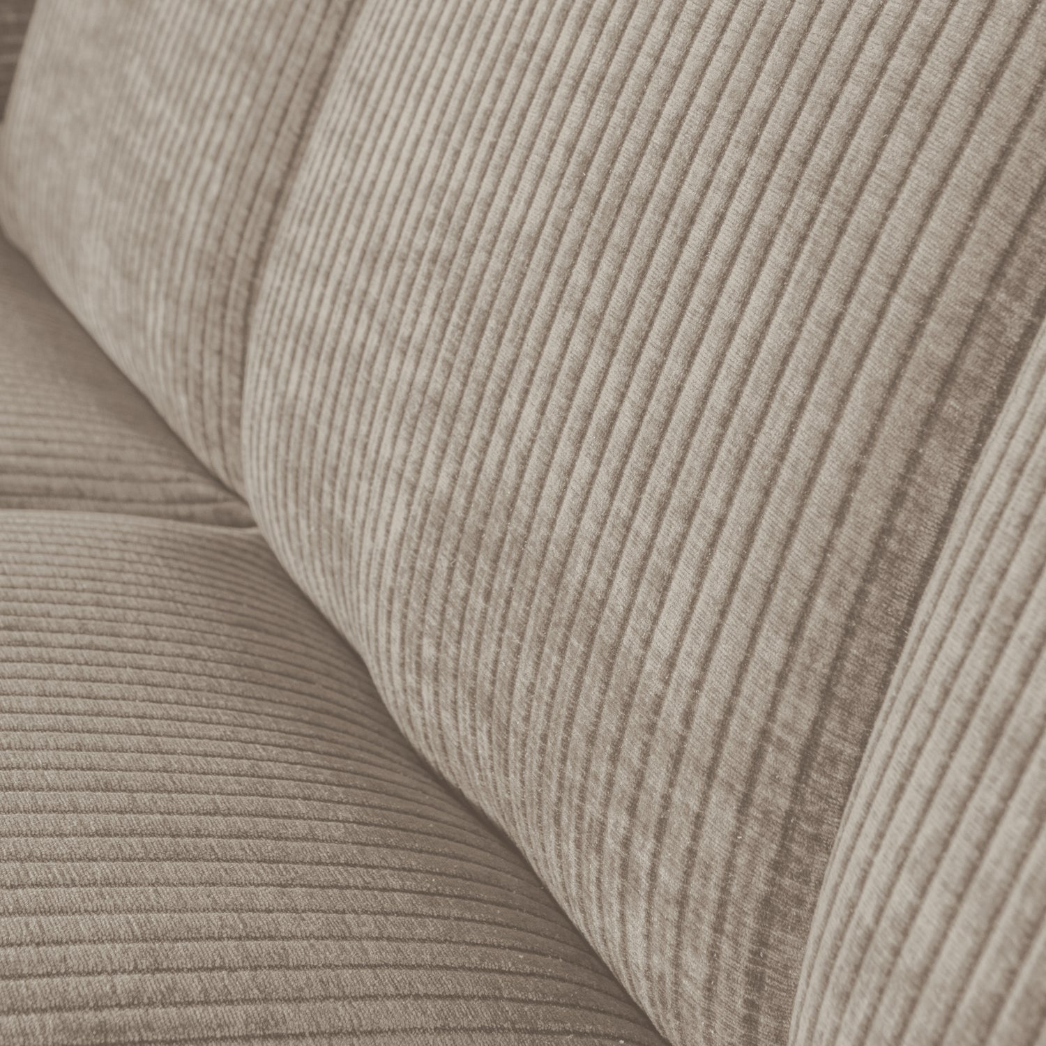 377462-D-01_VS_WE_Mojo_bankje_160cm_met_rugleuning_geweven_ribstof_donker_zand_detail.png?auto=webp&format=png&width=1500&height=1500