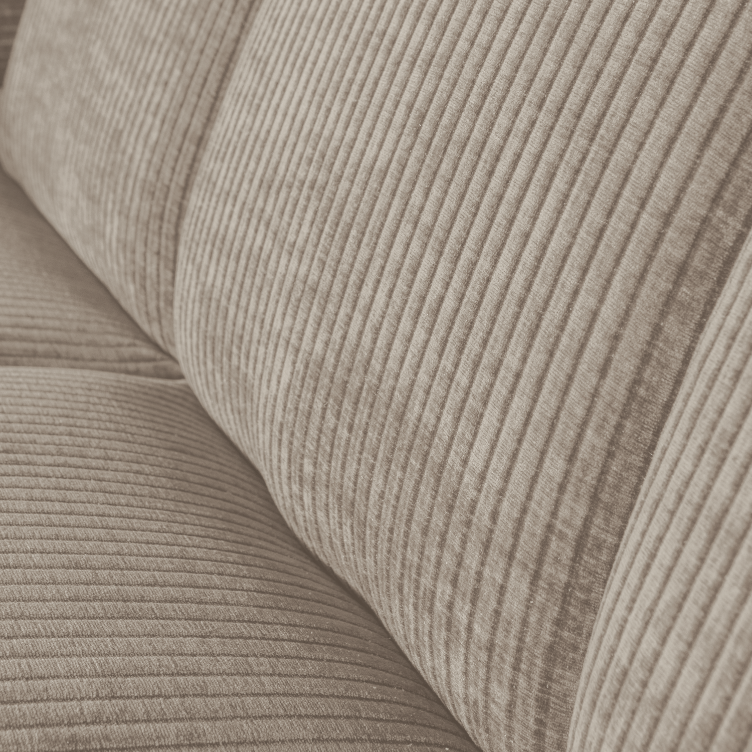 377462-D-01_VS_WE_Mojo_bankje_160cm_met_rugleuning_geweven_ribstof_donker_zand_detail.png?auto=webp&format=png&width=1500&height=1500