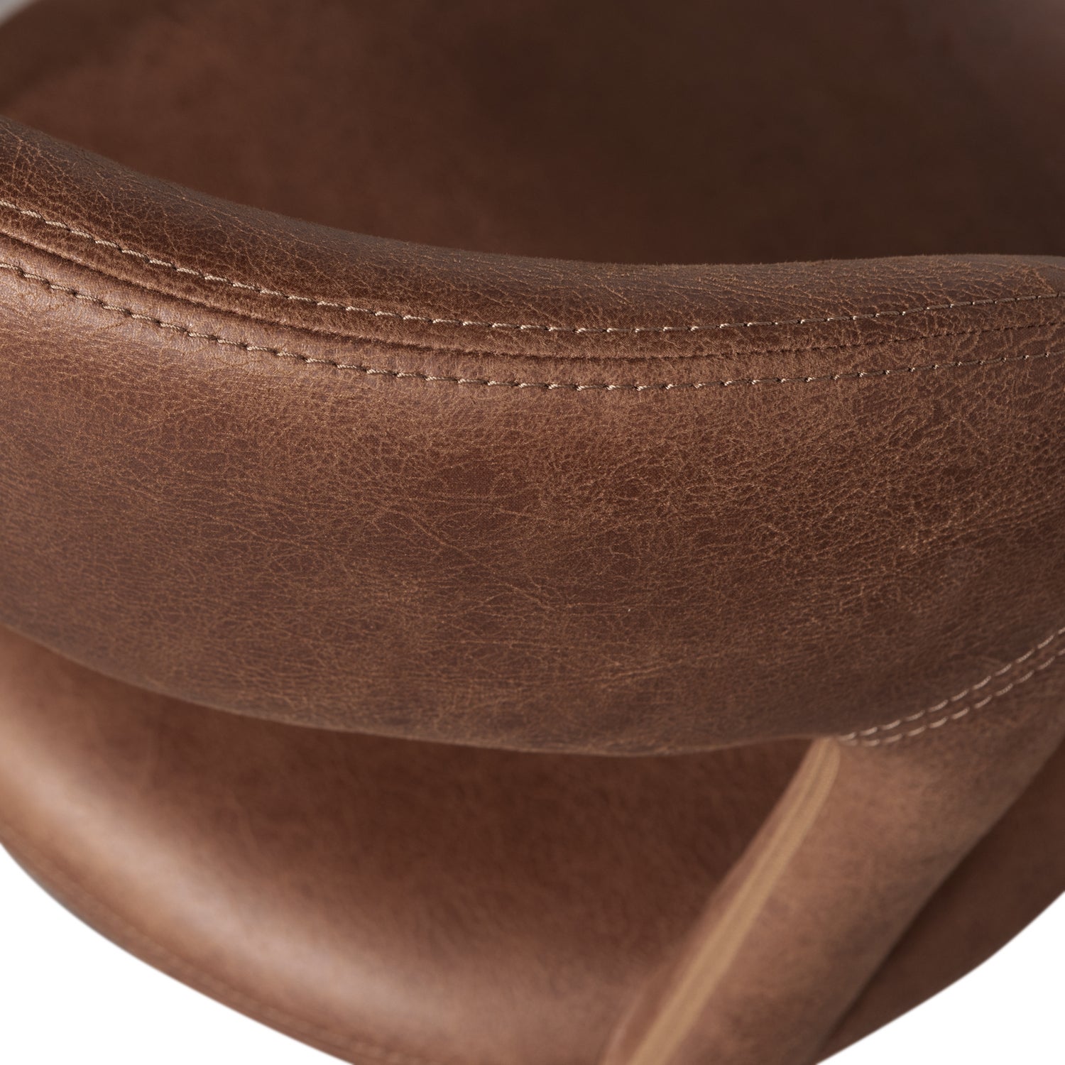 801419-B-02_VS_BP_Noble_eetkamerstoel_leerloek_cognac_detail.png?auto=webp&format=png&width=1500&height=1500