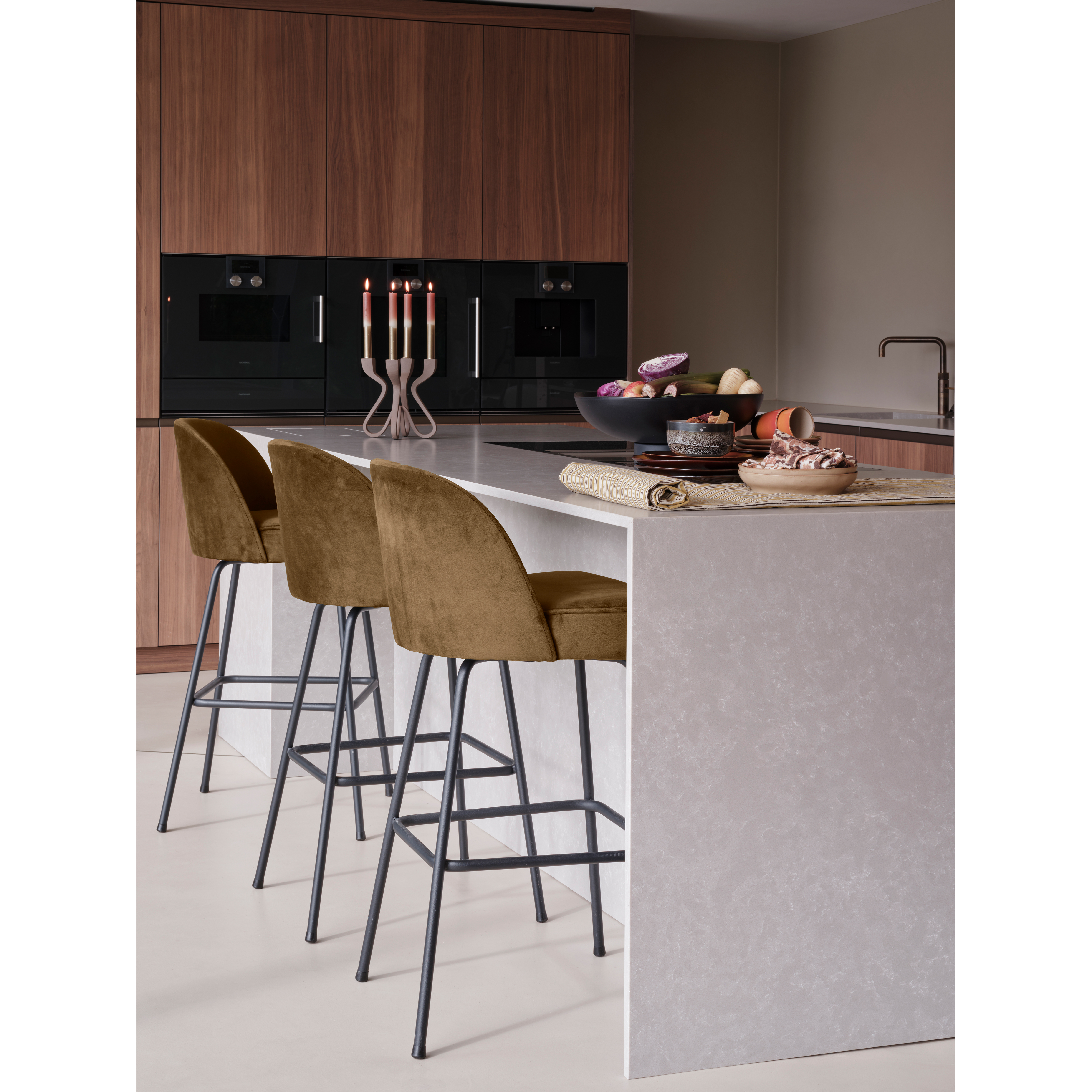 800293-G-01_SF_BP_Vogue_barstoel_80cm_fluweel_honing_geel_PS.jpg?auto=webp&format=png&width=1500&height=1500