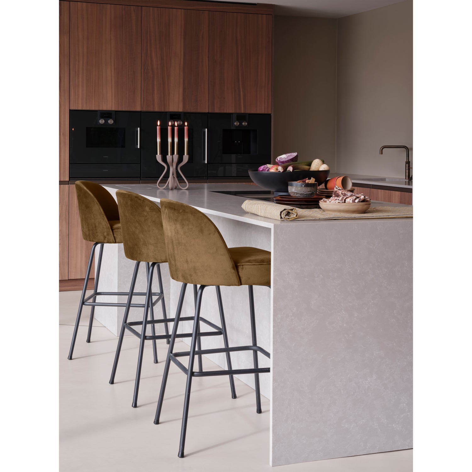 800293-G-01_SF_BP_Vogue_barstoel_80cm_fluweel_honing_geel_PS.jpg?auto=webp&format=png&width=1500&height=1500