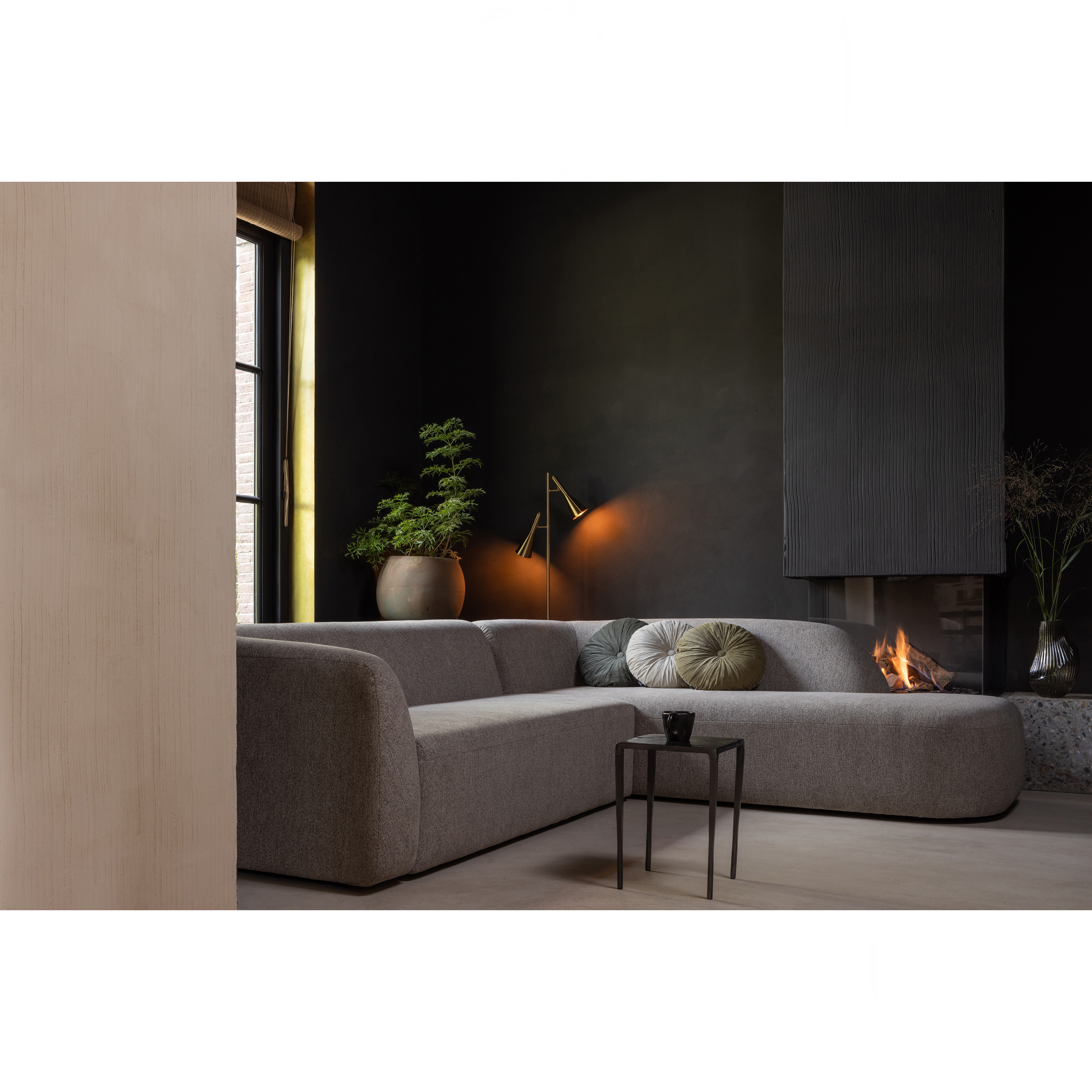 801251-N-801283-B-800981-800979-02_SF_BP_Sloping_hoekbank_rechts_naturel_melange_Body_vloerlamp_brass_Halo_kussen_Punk_bijzet.jpg?auto=webp&format=png&width=1500&height=1500