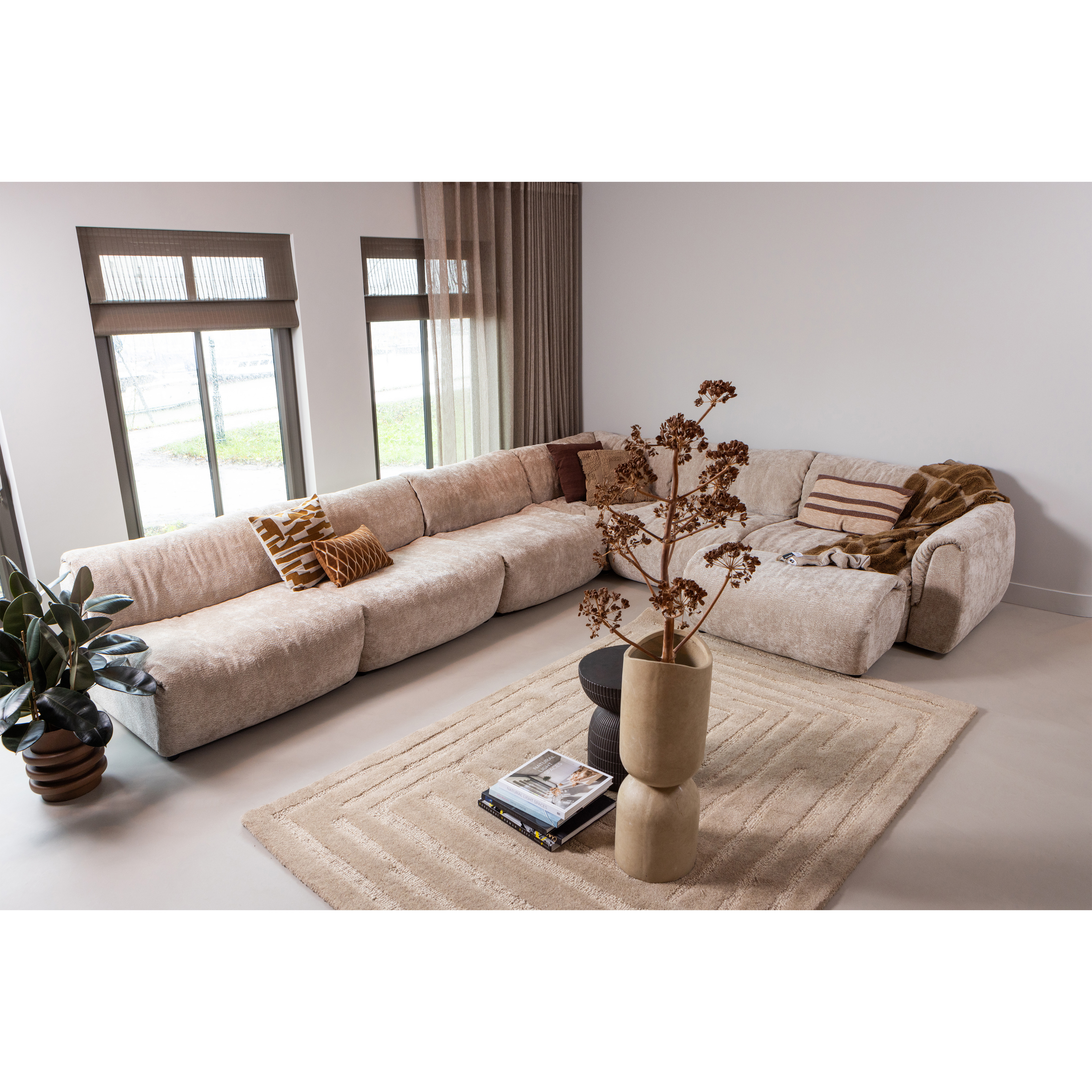 377522-SA-377520-SA-377523-SA-375048-Z-375056-B-375055-L-375054-A-01_SF_WE_Baggy_3D_chenille_zand_Alicia_vloerkleed_Mosi_vaas_Nini_plaid_Mesi.jpg?auto=webp&format=png&width=1500&height=1500