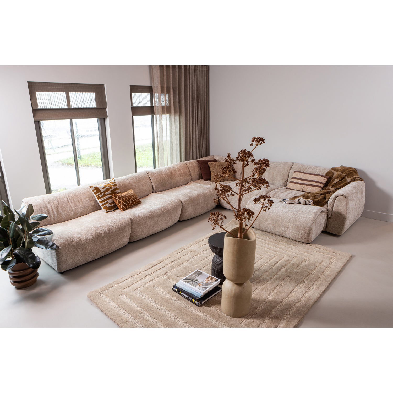 377522-SA-377520-SA-377523-SA-375048-Z-375056-B-375055-L-375054-A-01_SF_WE_Baggy_3D_chenille_zand_Alicia_vloerkleed_Mosi_vaas_Nini_plaid_Mesi.jpg?auto=webp&format=png&width=1500&height=1500