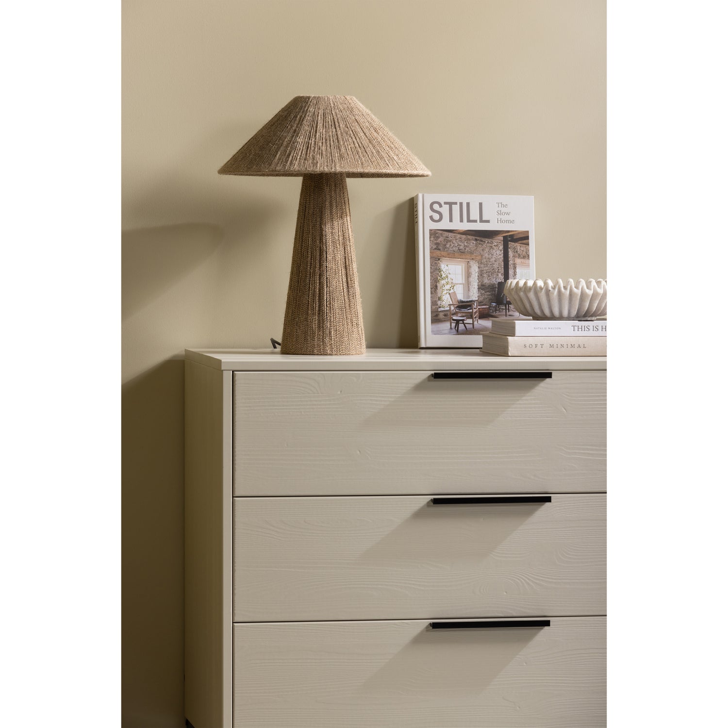 373269-D-373963-N-02_VS_FA_Adam_ladekast_grenen_dust_Pepe_tafellamp.jpg?auto=webp&format=png&width=1500&height=1500