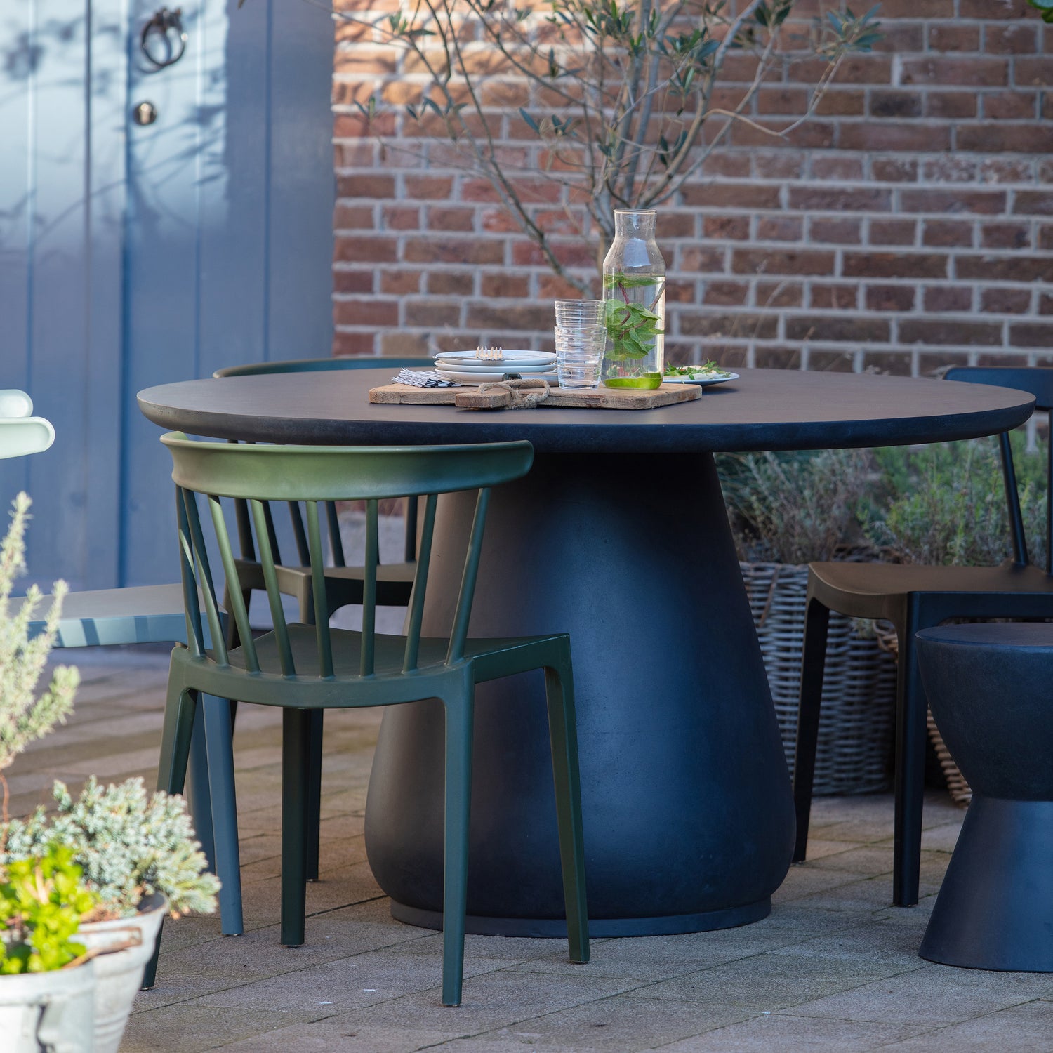 373808-A-373809-A-378634-A-01_SF_FA_Dover_tafel_kruk_Bliss_stoel_VIERKANT.jpg?auto=webp&format=png&width=1500&height=1500