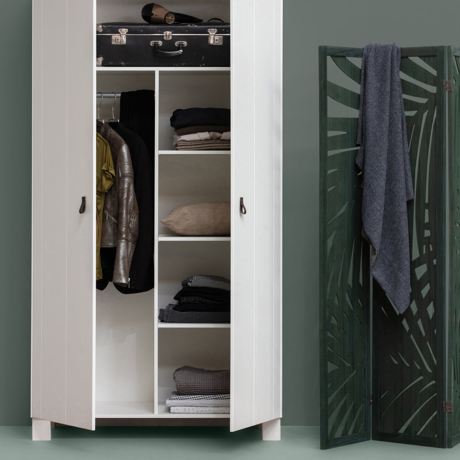 375011-W-373807-G-01_SF_FA_Ties_kast_wit_Harper_kamerscherm_hout_warm_groen_VIERKANT.jpg?auto=webp&format=png&width=1500&height=1500